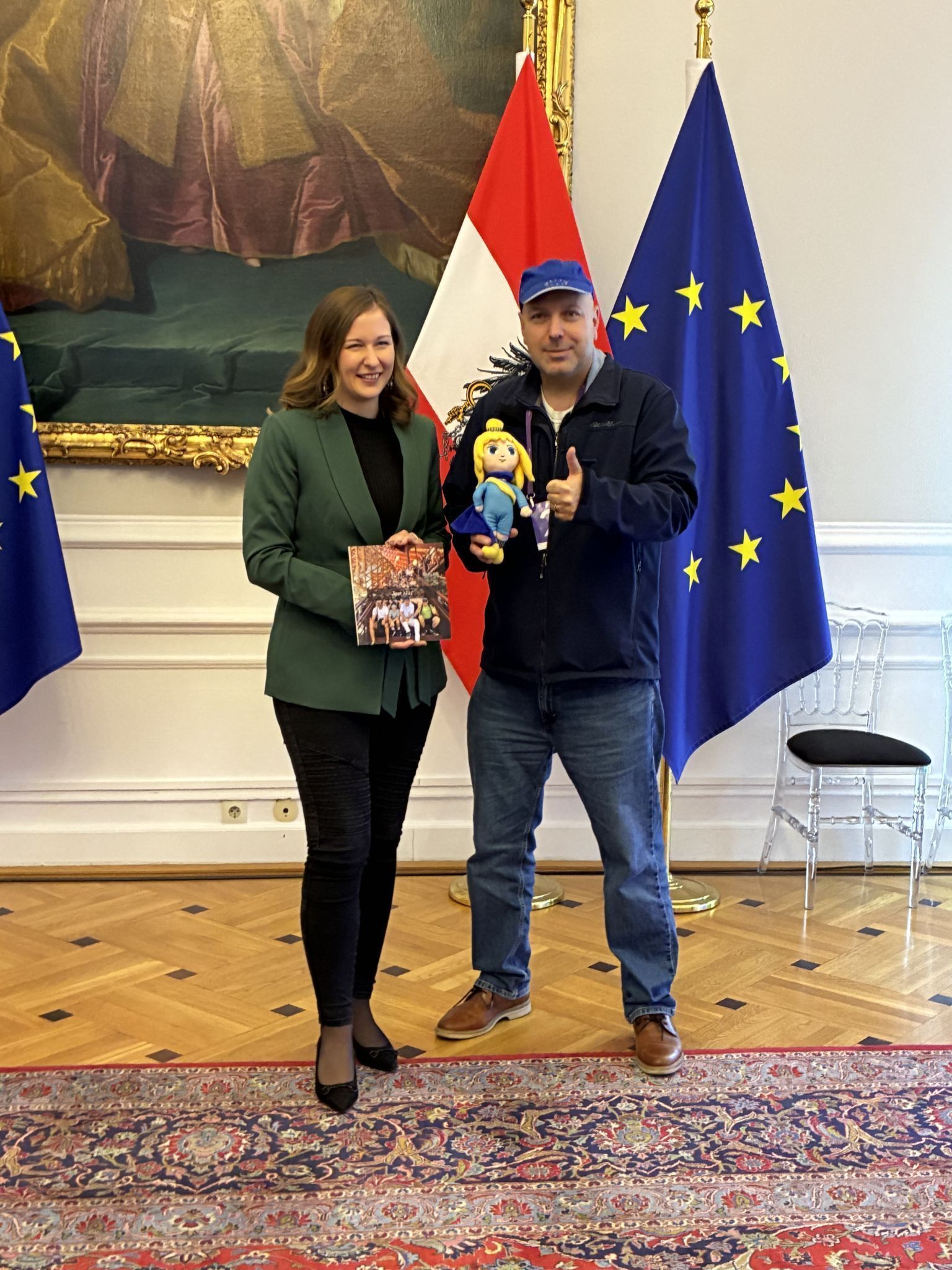 Christoph Rinderer überbrachte Europaministerin Claudia Plakolm ein Erinnerungsalbum und ein Souvenir von der EXPO.