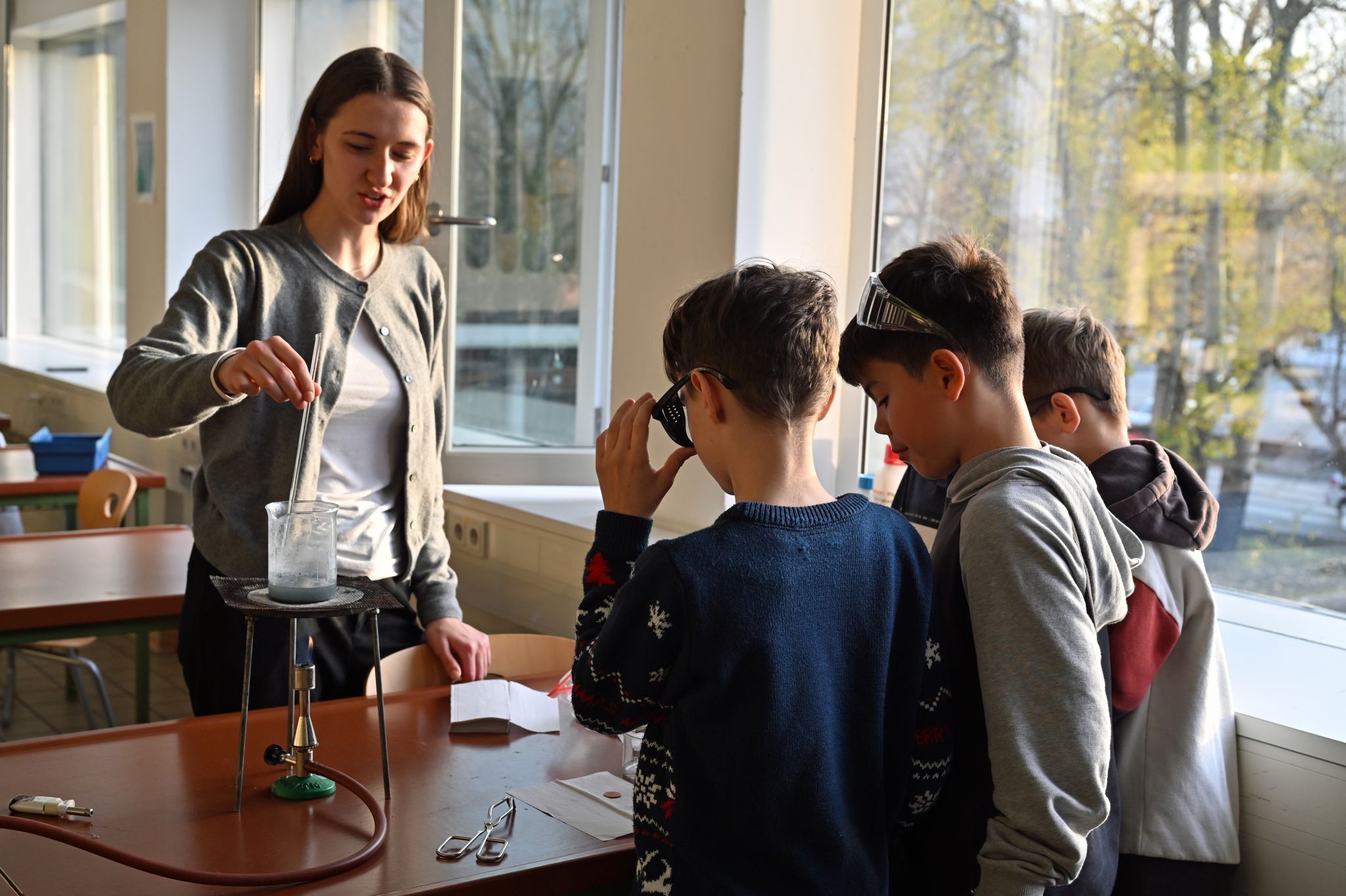 Chemieunterricht zum Mitmachen: Oberstufenschüler begleiteten junge Gäste bei ihren Versuchen.