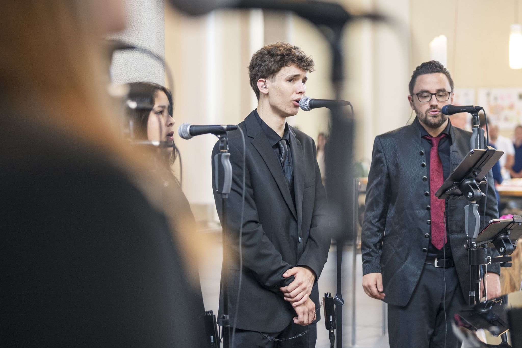 Der musikalische Leiter Florian Palatz-Hartl arbeitet mit seinem Ensemble am letzten Feinschliff. 