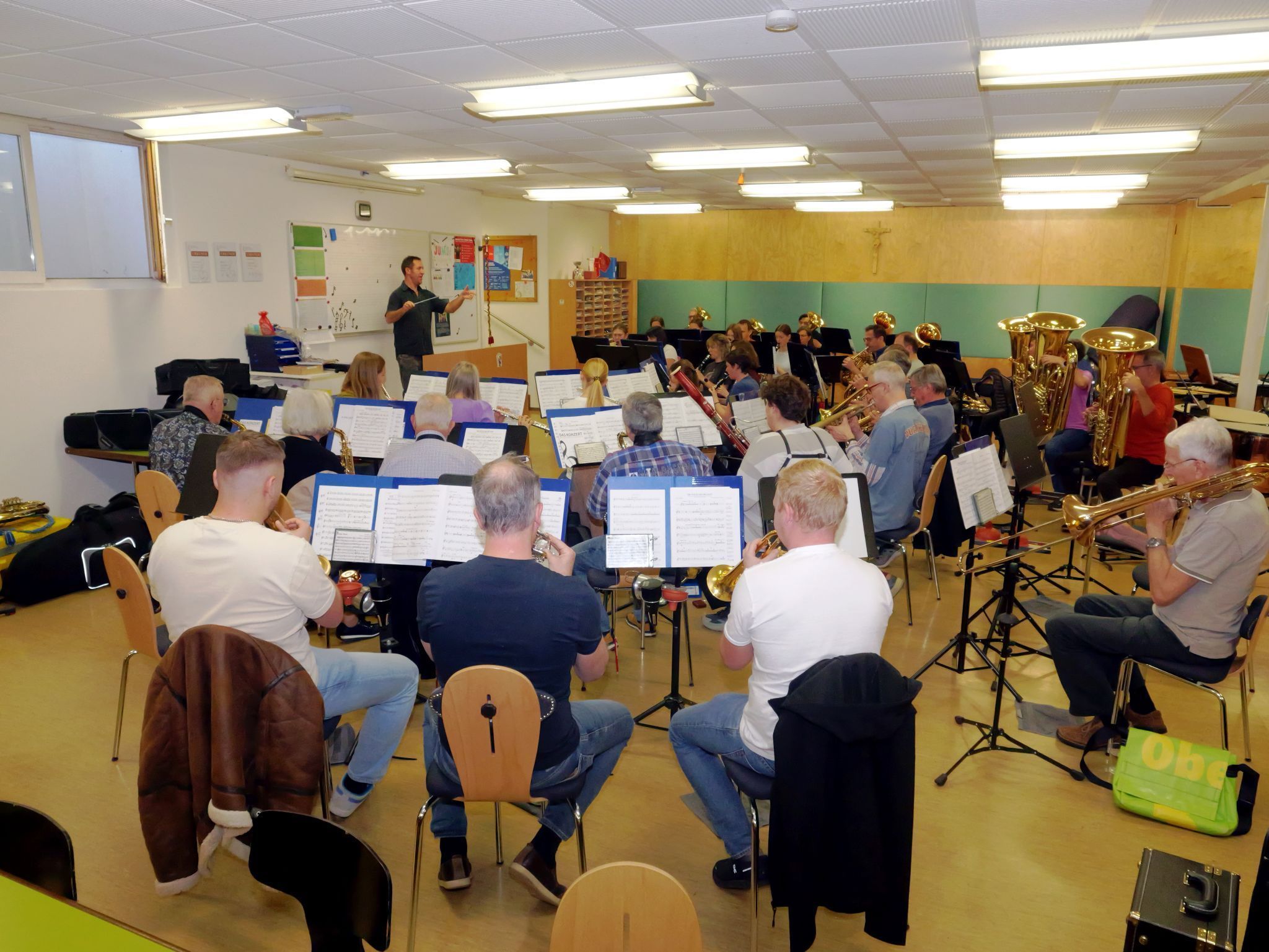 Im Probelokal herrscht volle Konzentration: Der Musikverein Gisingen bereitet sich auf sein Jahreskonzert vor.