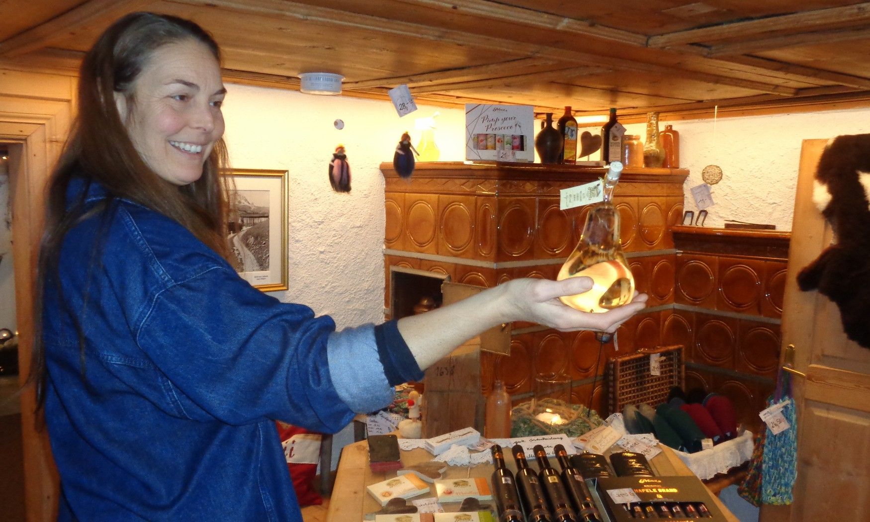 „Wein Warth“ gibt es auch zum Mitnehmen in der Stuba, einer einzigartigen Kombination von Museum und Lädele für regionale Spezialitäten in einem mehr als 400 Jahre alten Walserhaus.