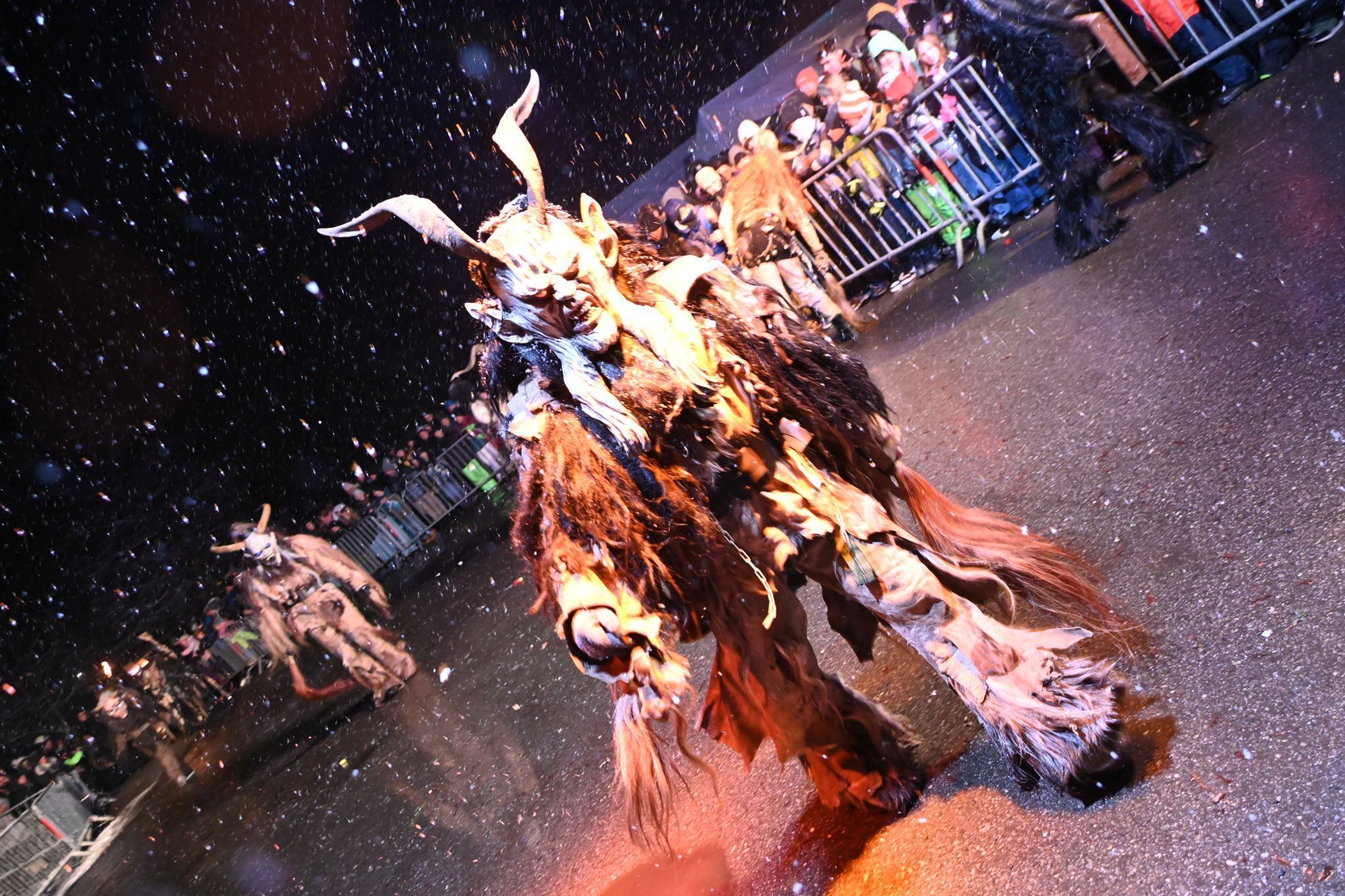 Krampusse präsentierten sich.