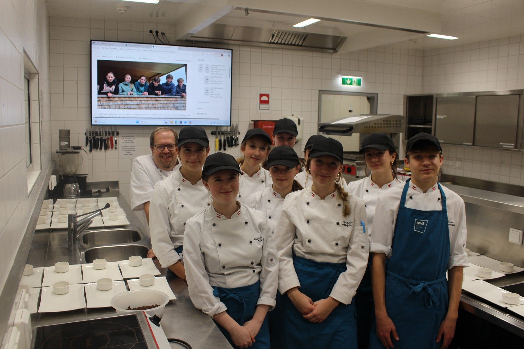 Die Bezauer Schule geht mit der Zeit und hat in der Lehrküche räumlich und technisch aufgerüstet. Kameras holen Schülerinnen und Schüler bei der Arbeit auf Knopfdruck auf den Bildschirm des Lehrers.
