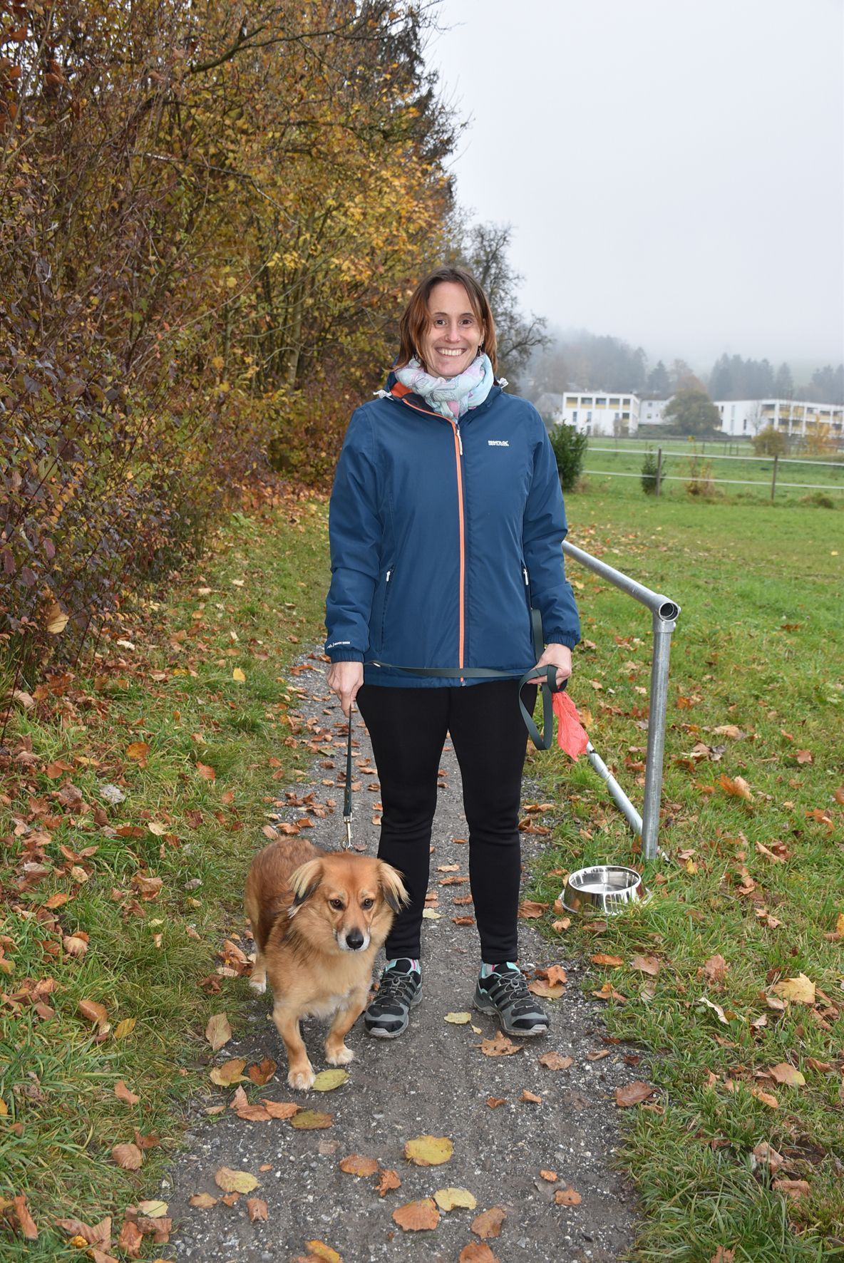 Victoria Heim mit Hund Mayla am Schlosswegle