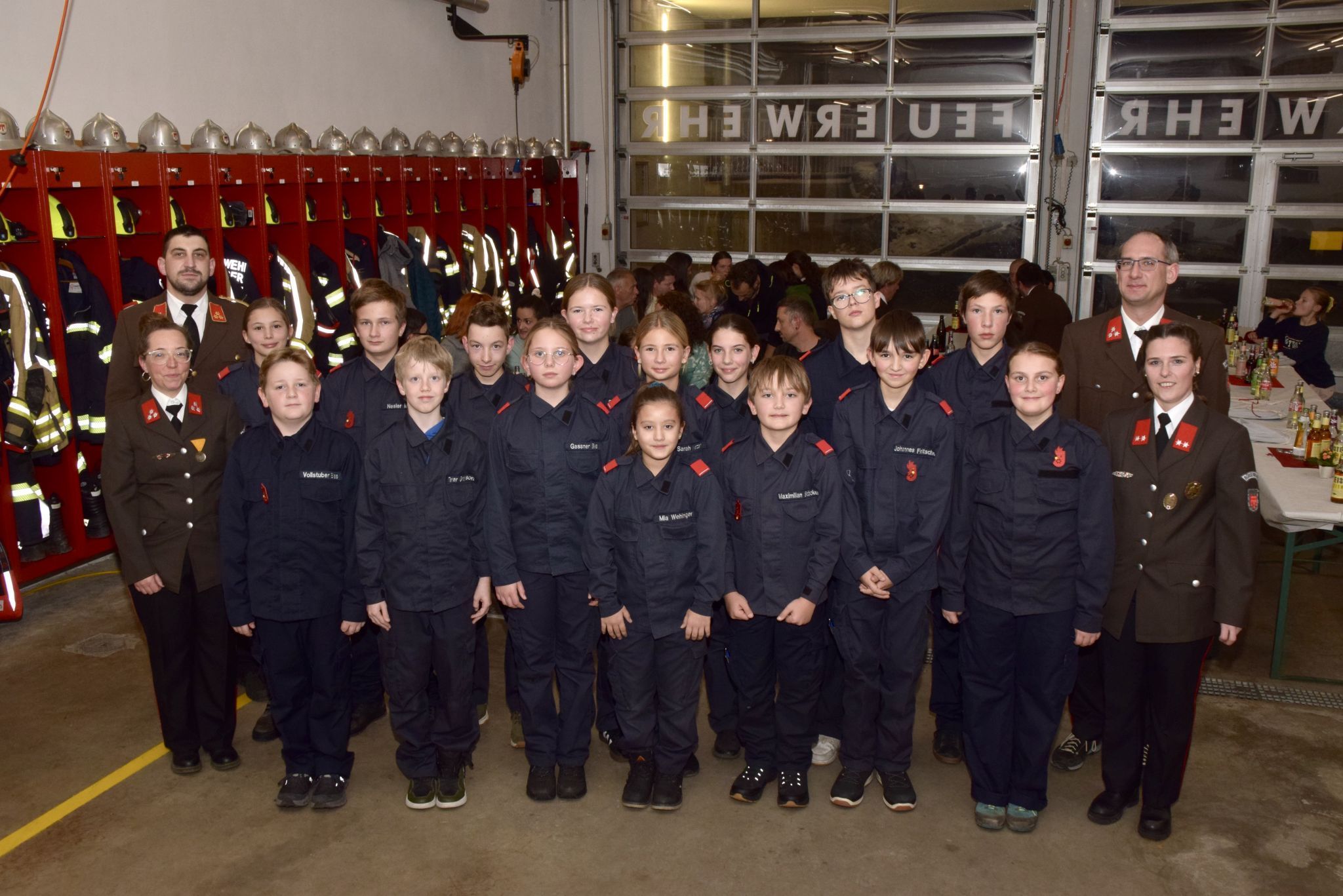 Die Mitglieder der Feuerwehrjugend mit dem Kommandanten und dem Betreuerteam.