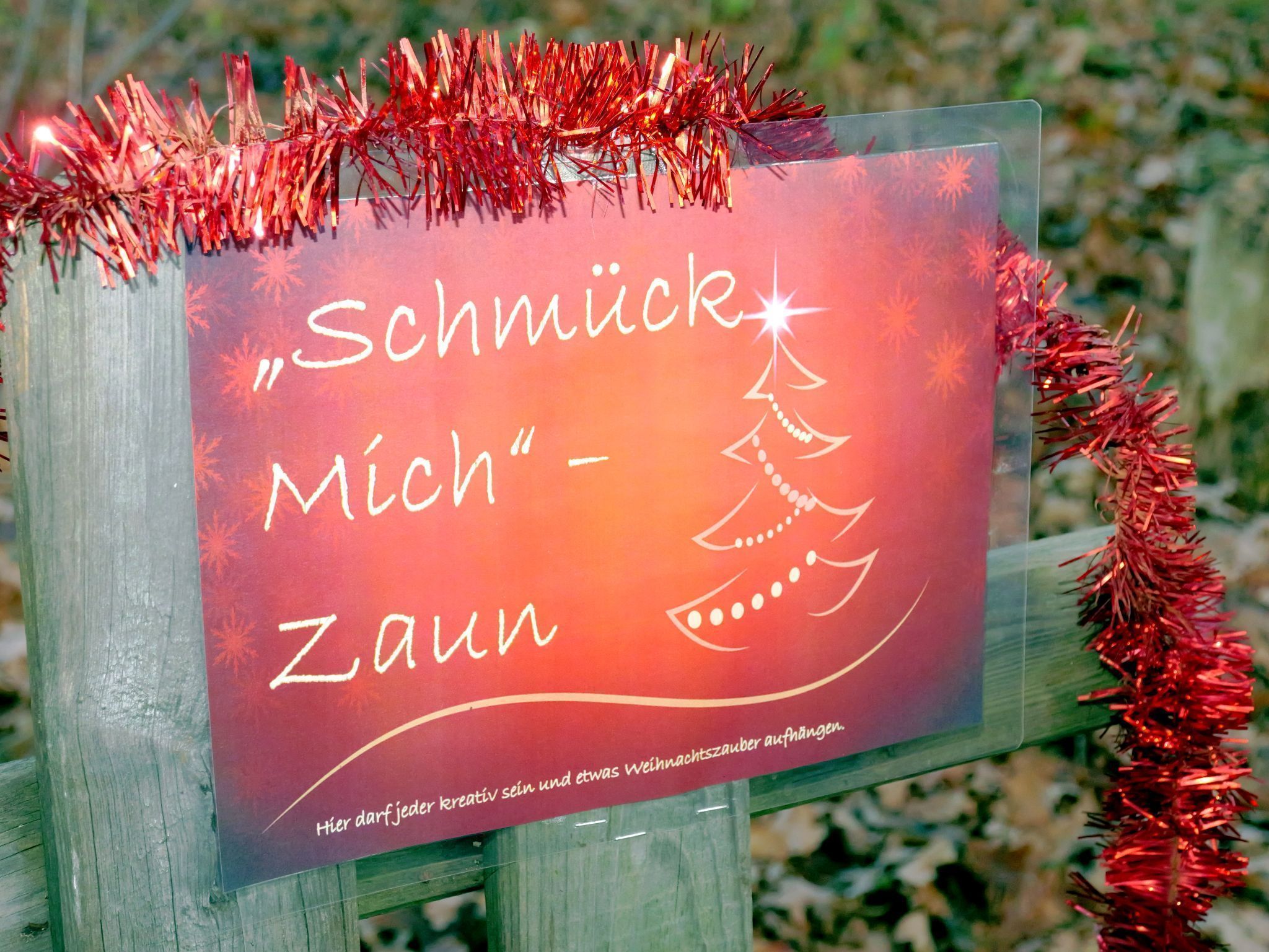 Gemeinsam schmücken: Am „Schmücke-mich-Zaun“ hinterlassen Besucher ihren eigenen Hauch Weihnachtszauber.