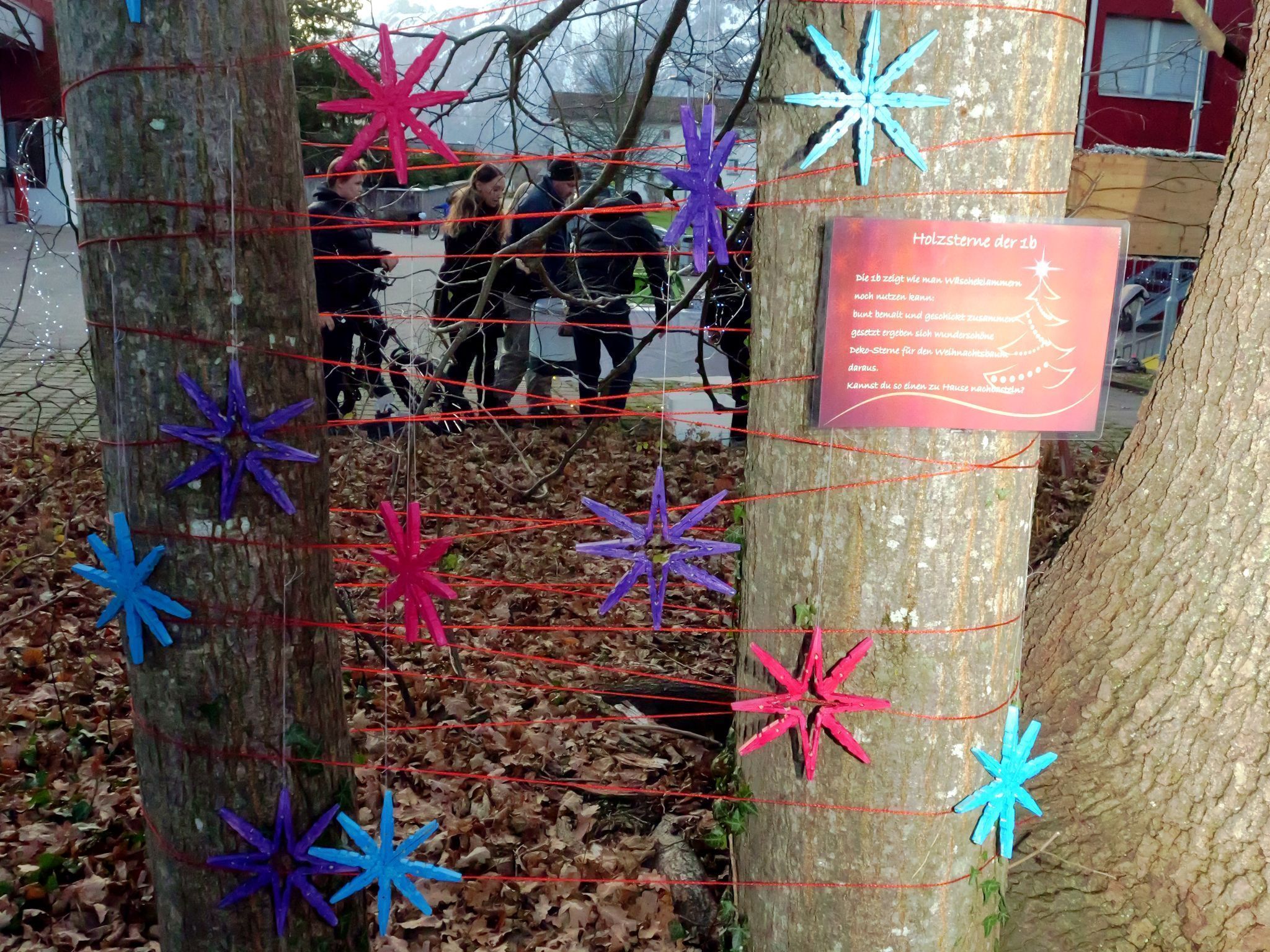 Kreative Nachwuchskünstler: Die Klasse 1b verwandelt schlichte Wäscheklammern in funkelnde Weihnachtssterne.