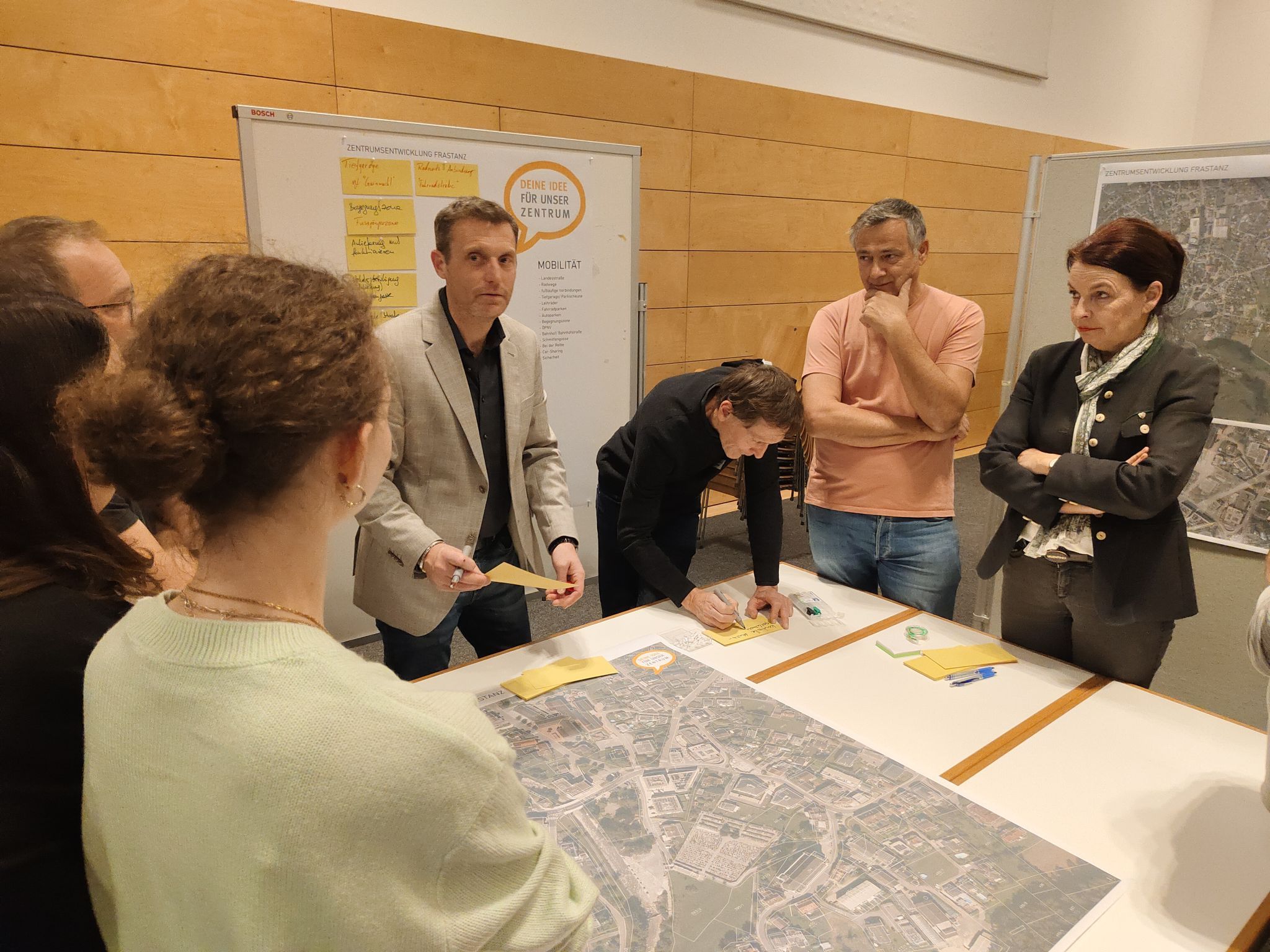 Gemeinsam Richtung Zukunft: Teilnehmerinnen und Teilnehmer bei einer der moderierten Gesprächsrunden.