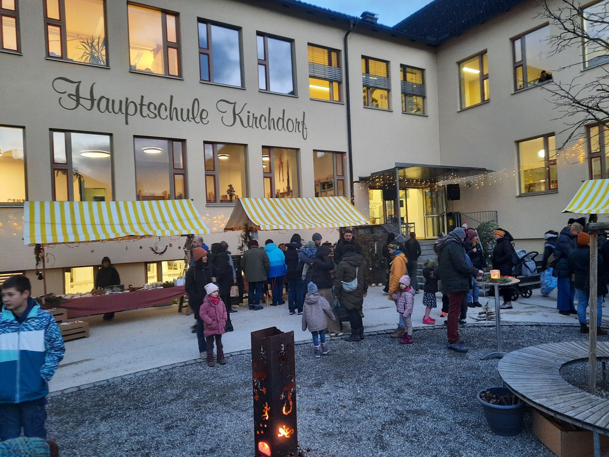 Stimmungsvoller Adventmarkt der Mittelschule Kirchdorf