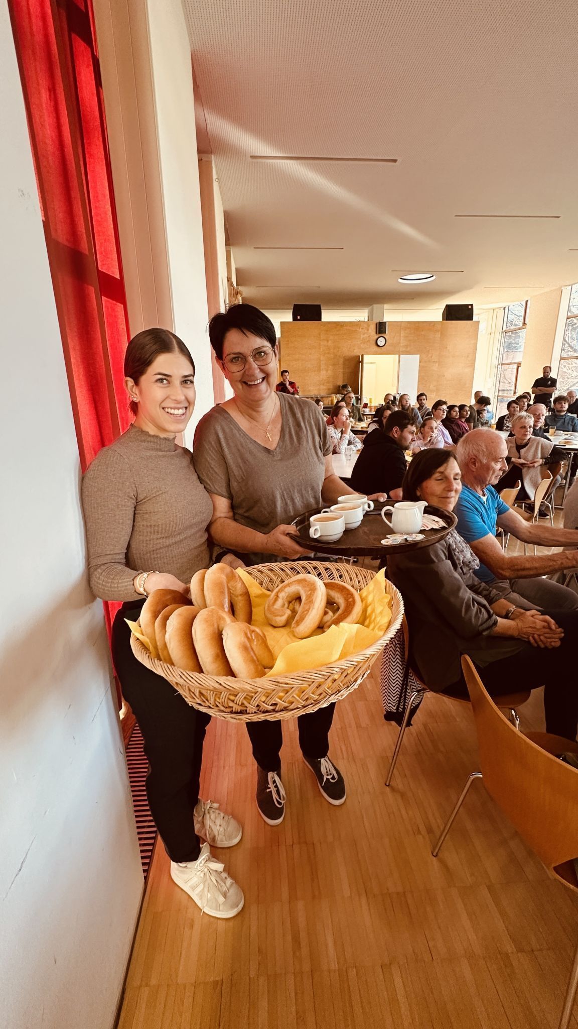 Chiara Metzler und Sieglinde Walter sorgen für die reibungslose Bewirtung.