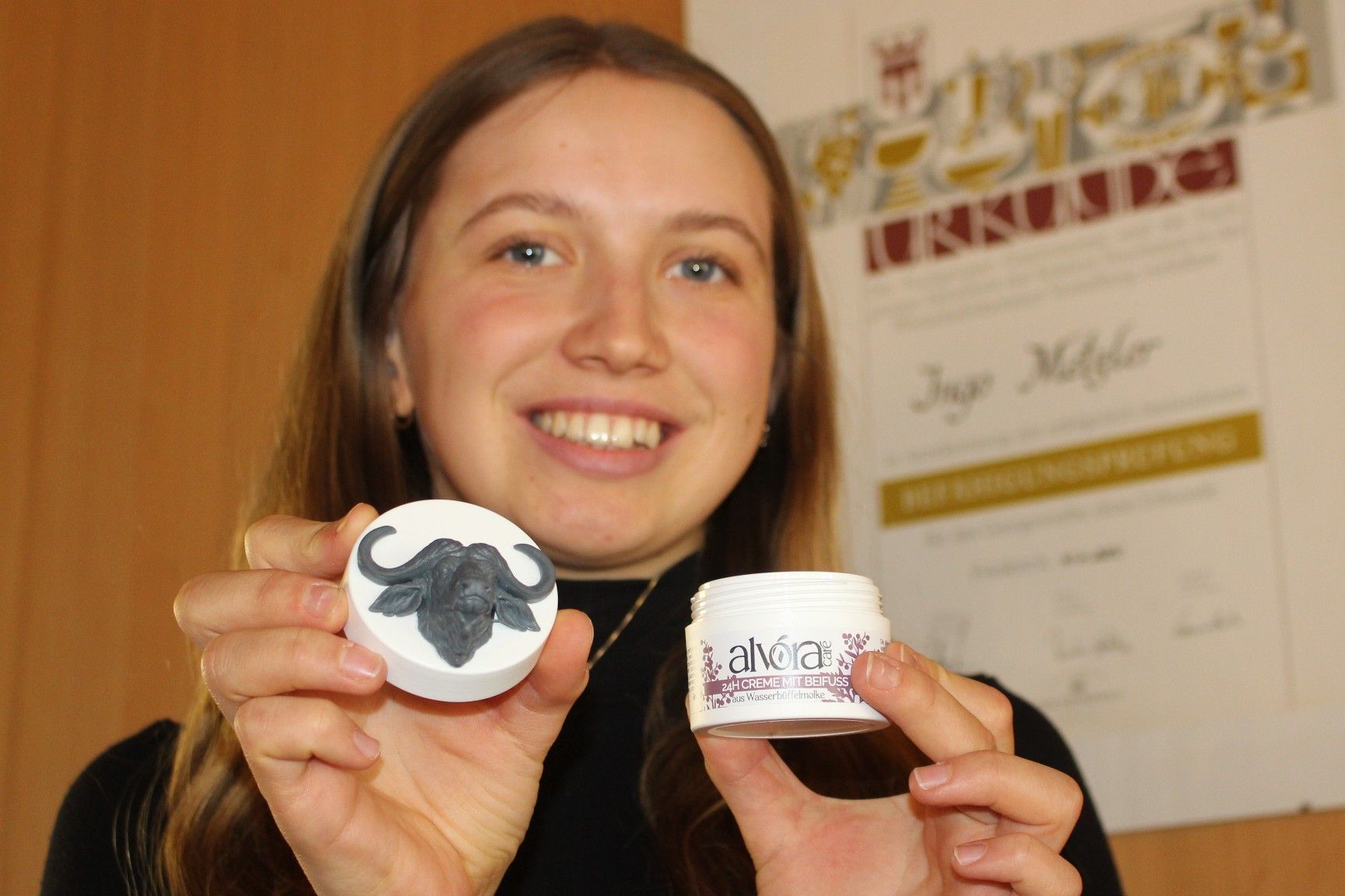 100 Prozent regional: Der 3-D-Wasserbüffelkopf – unverwechselbares und originelles Markenzeichen für ALVORA – kommt von einer Firma in Bludenz, die Molke vom Höchster Haldernhof, Beifuß-Zusatz aus Nenzing, die Etiketten entwarf ein Klauser Grafiker. Know how und Equipment stellt Metzler bereit.