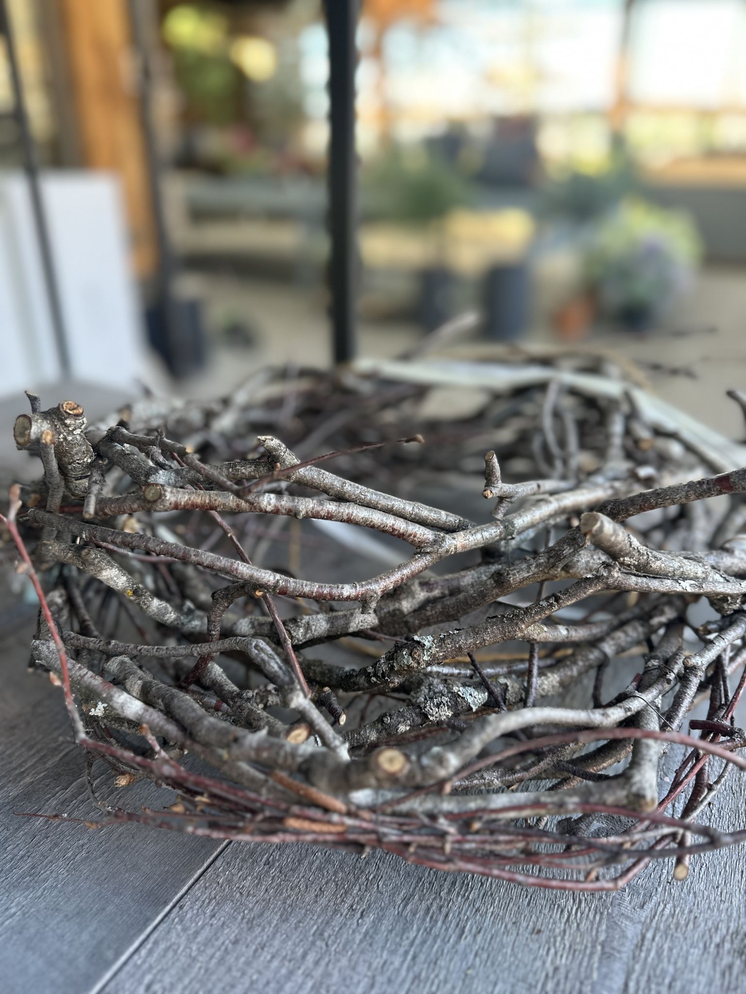 Ein wilder Kranz aus Zweigen wartet auf den dekorativen Feinschliff.