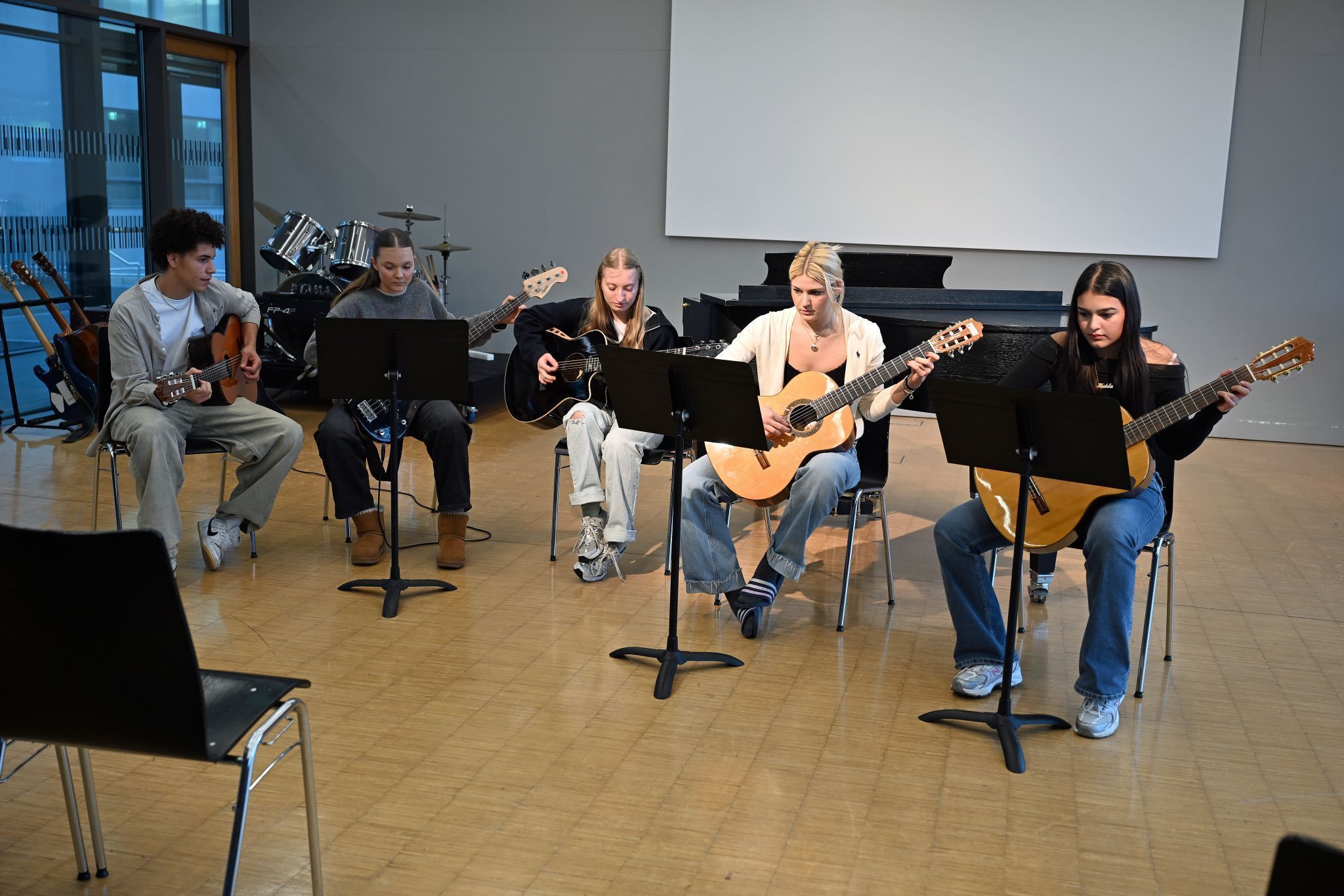 Das Gitarrenensemble präsentierte ein Stück aus dem Musikunterricht.