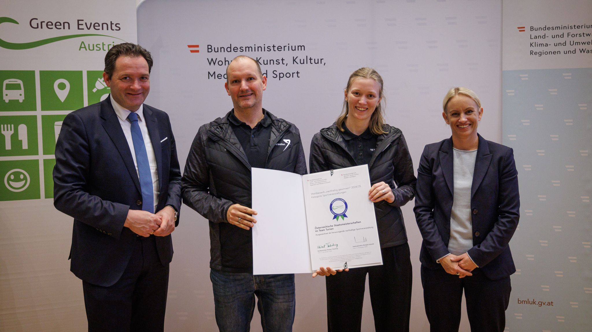 Bundesminister Norbert Totschnig, Lukas Köb, Tabea Dür sowie Staatssekretärin Michaela Schmidt bei der Preisübergabe in Wien. (FOTO: © BMWKMS/Daniel Trippolt)