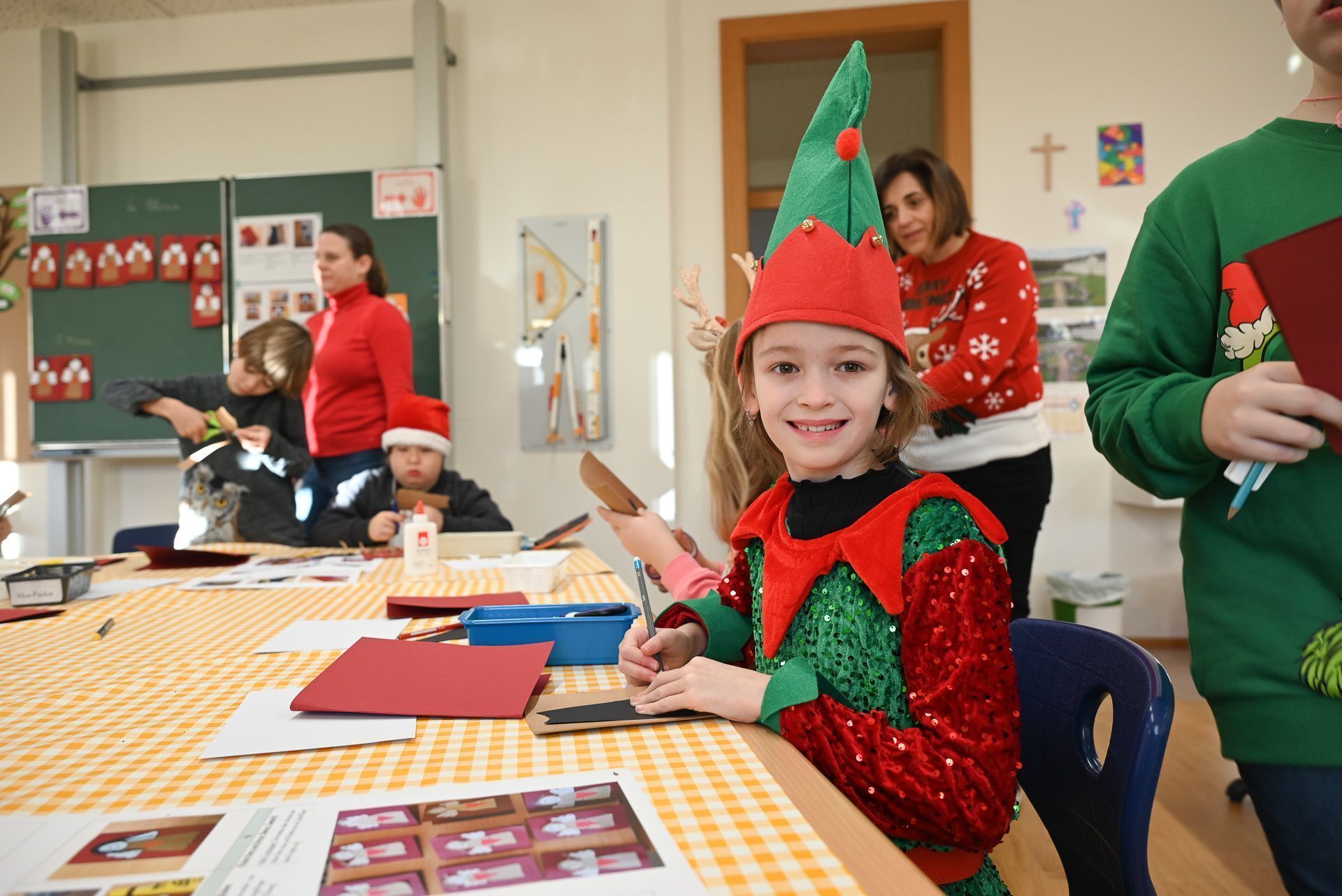 Philomena (8) kam als Weihnachtself in die Schule. Sie freut sich über diesen besonderen weihnachtlichen Vormittag.