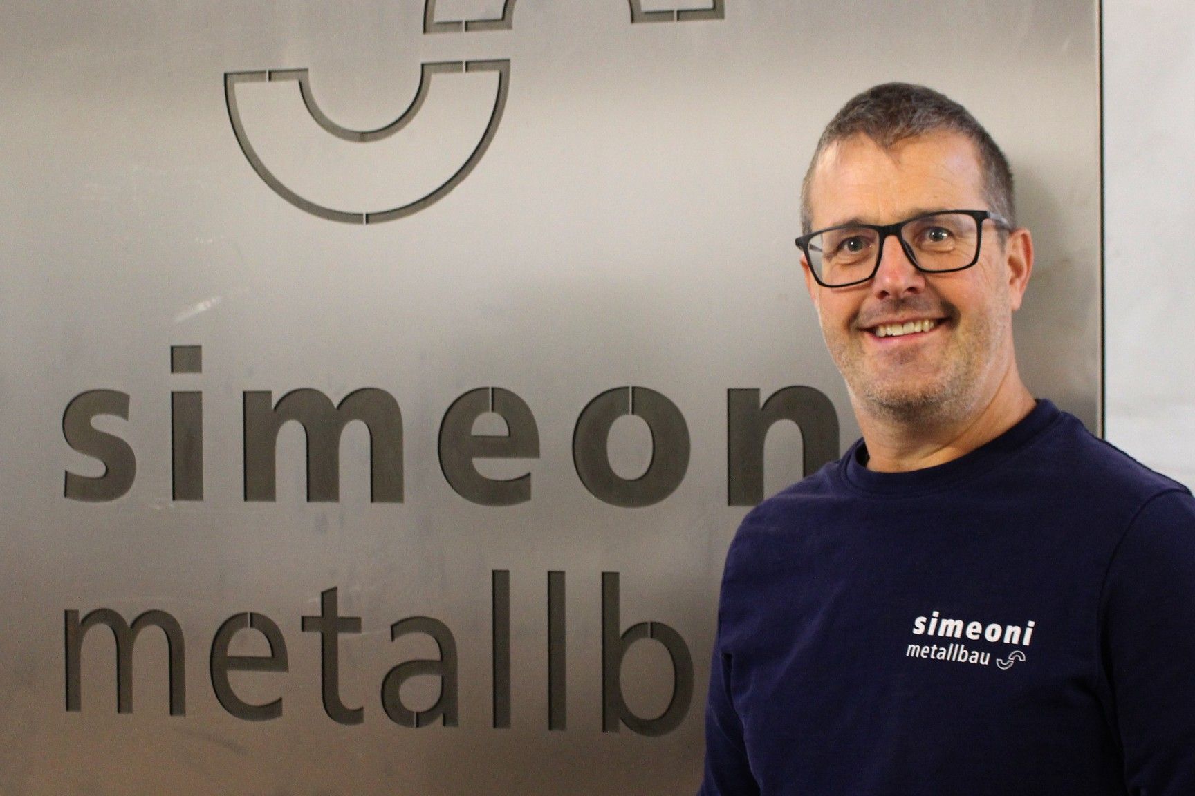 In seinem Metallbaubetrieb bildet Harry Simeoni einen speziellen Lehrling aus: „Mathias hat eigentlich mit Holz geliebäugelt, weil bei mir eine Stelle frei war, entschied er sich für Metall.“