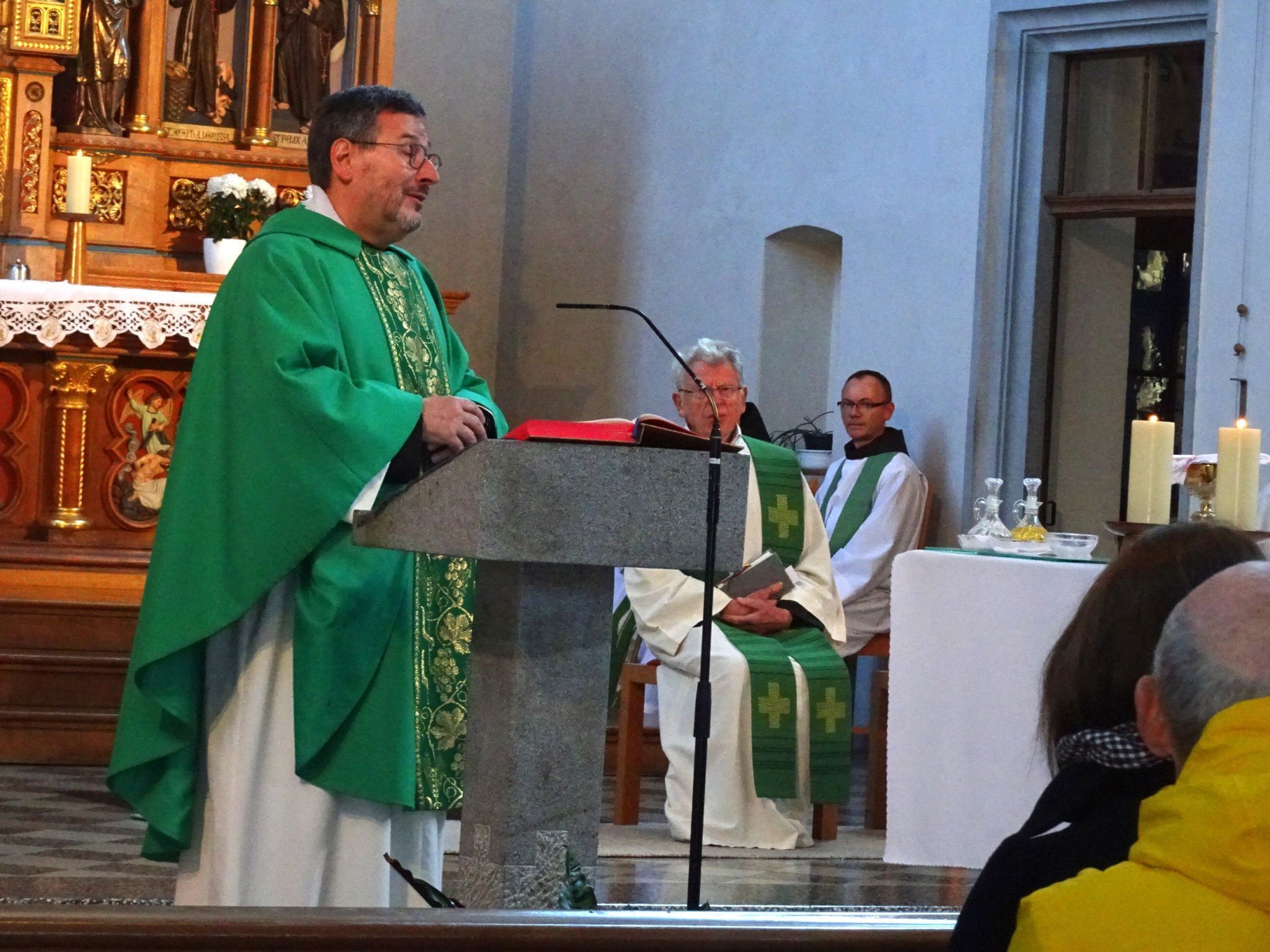 Bruder Helmut Rakowski bei der Festpredigt im Kloster.