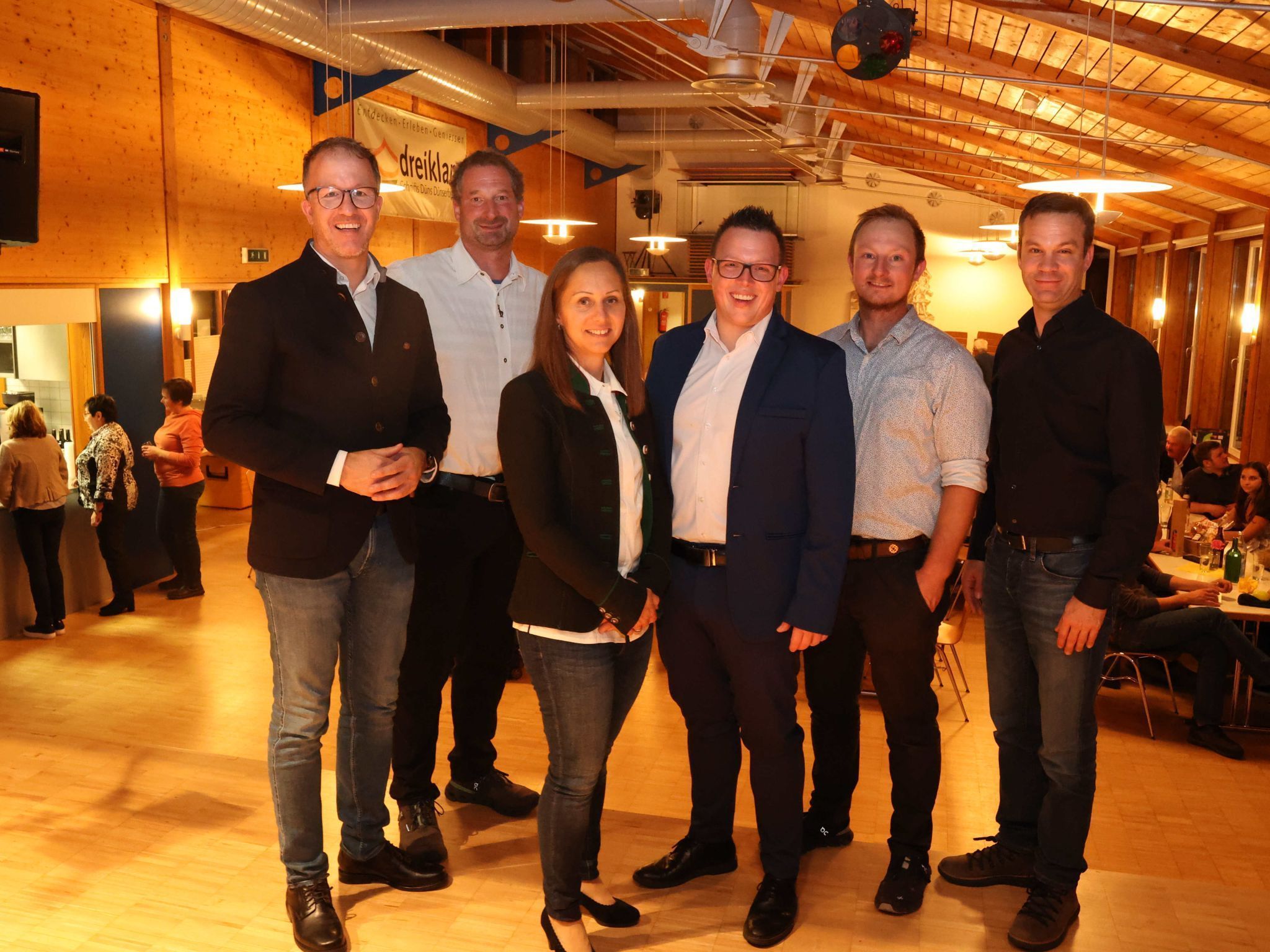 LR Christian Gantner, Tombola-Moderator Gerhard Fruhauf, Landesbäuerin Esther Bitschnau, Bgm. Simon Lins, Festorganisator Maximilian Dalpez und Regio-Obmann Florian Themessl-Huber.