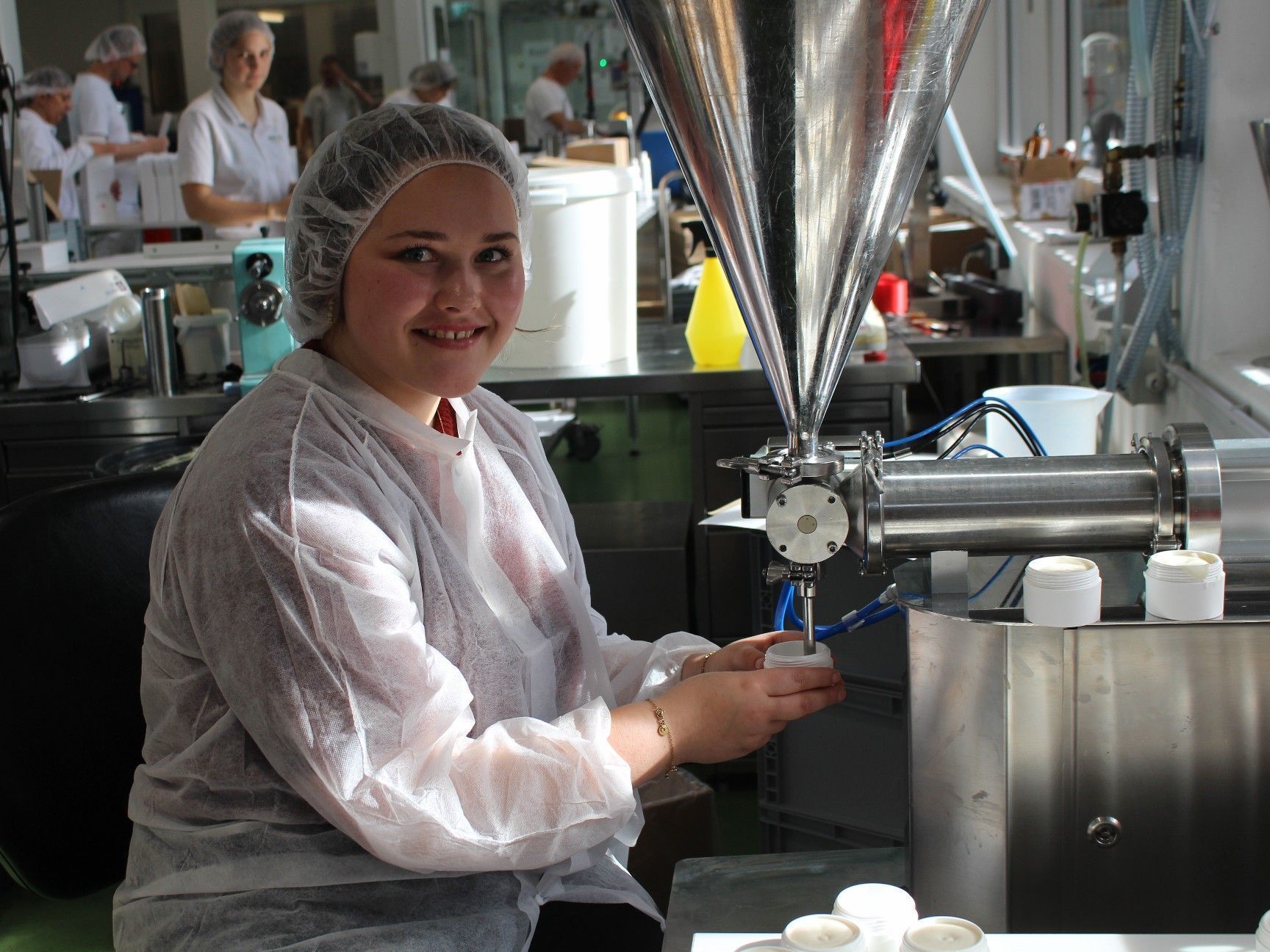 Martina Büchele hat an der Abfüllanlage längst Routine.
