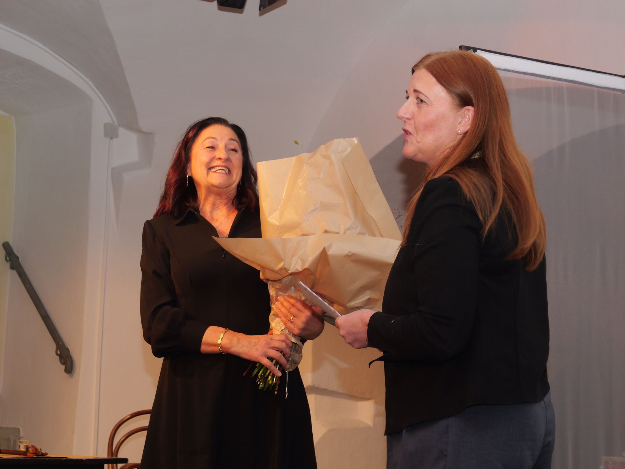 Blumengrüße für die Regie: Karin Epple erhält Dank und Anerkennung für ihre engagierte Arbeit.