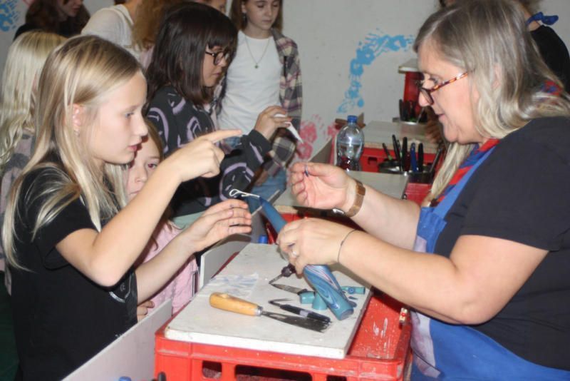 Nicole Mayer mit Rat und Tat steht sie zur Seite.