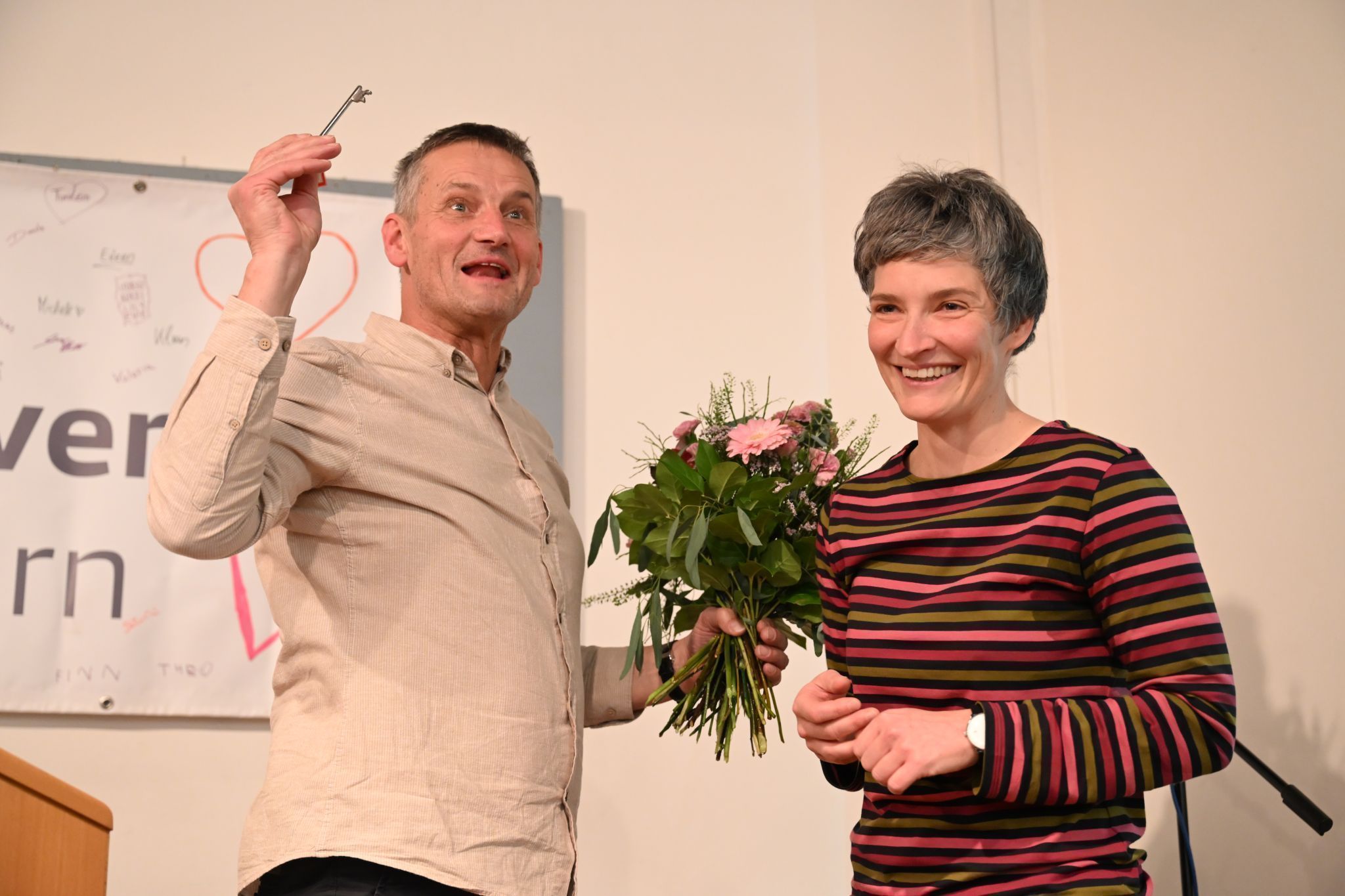 Neben einem Blumenstrauß bekam die neue Obfrau auch einen Hüttenschlüssel ausgehändigt.