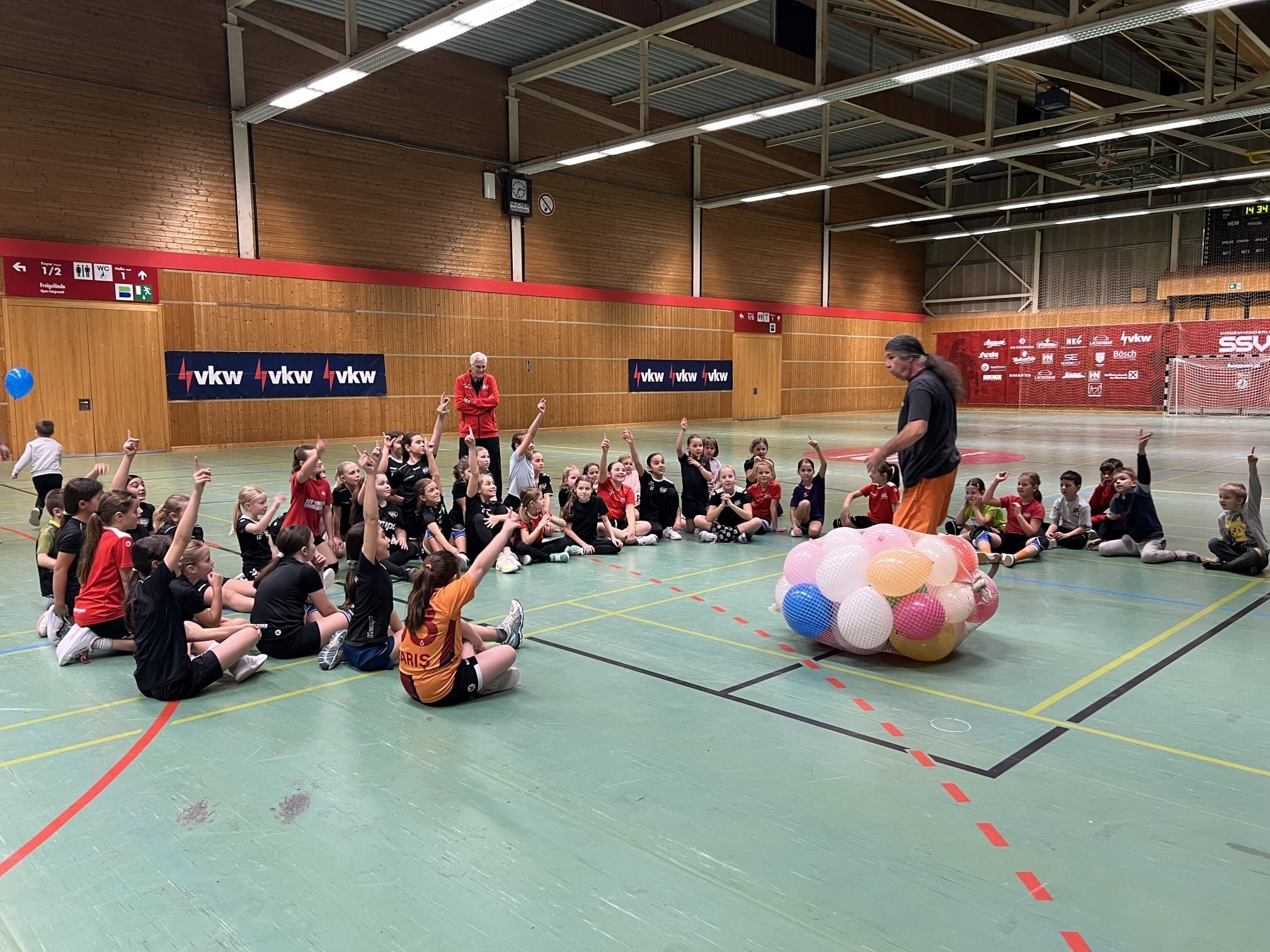 NaNo´s Mitmachzirkus zu Besuch bei den Youngsters des SSV Dornbirn Schoren (Bildergalerie)