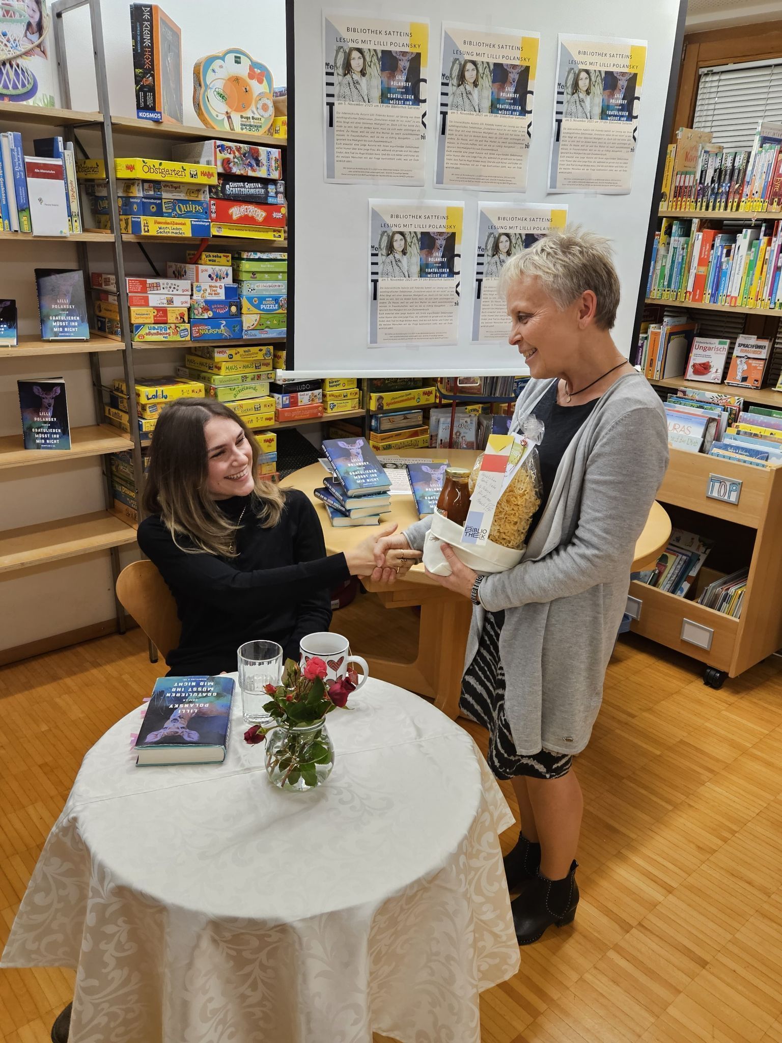 Sowohl die Autorin als auch die Bibliotheksleiterin Margit Brunner Bohm freuten sich über den regen Austausch mit den Gästen