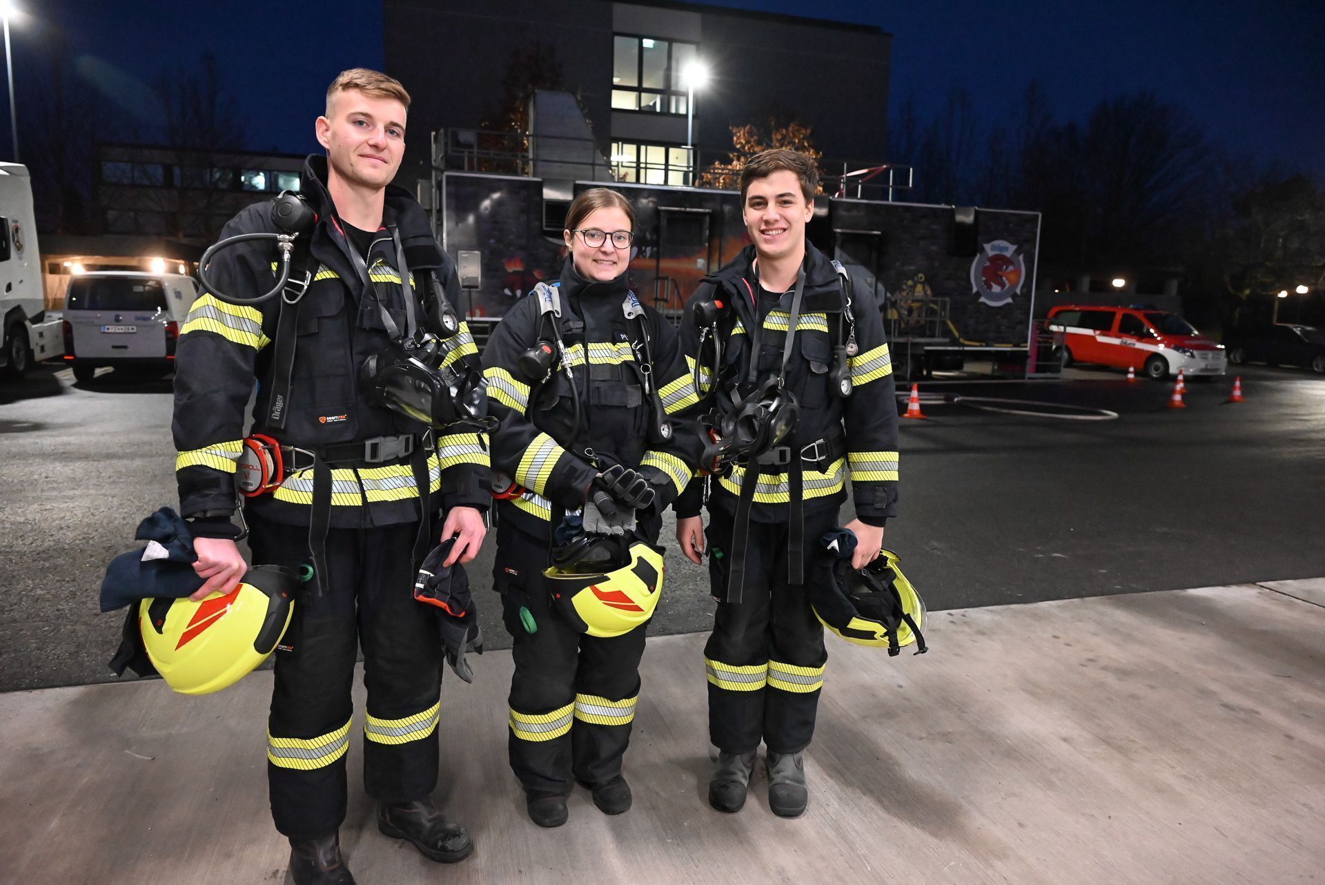 Als nächstes dürfen Tim, Julia und Tobias von der Betriebsfeuerwehr Zumtobel in die Übungsanlage.