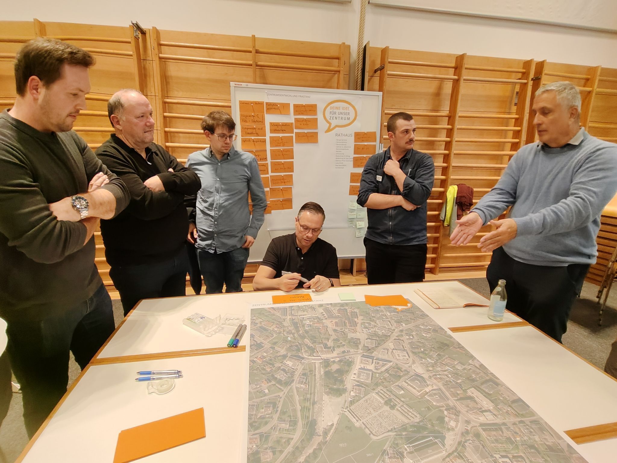 Intensive Gespräche: Wie der öffentliche Raum künftig aussehen soll, wurde lebhaft in sechs Gruppen diskutiert.