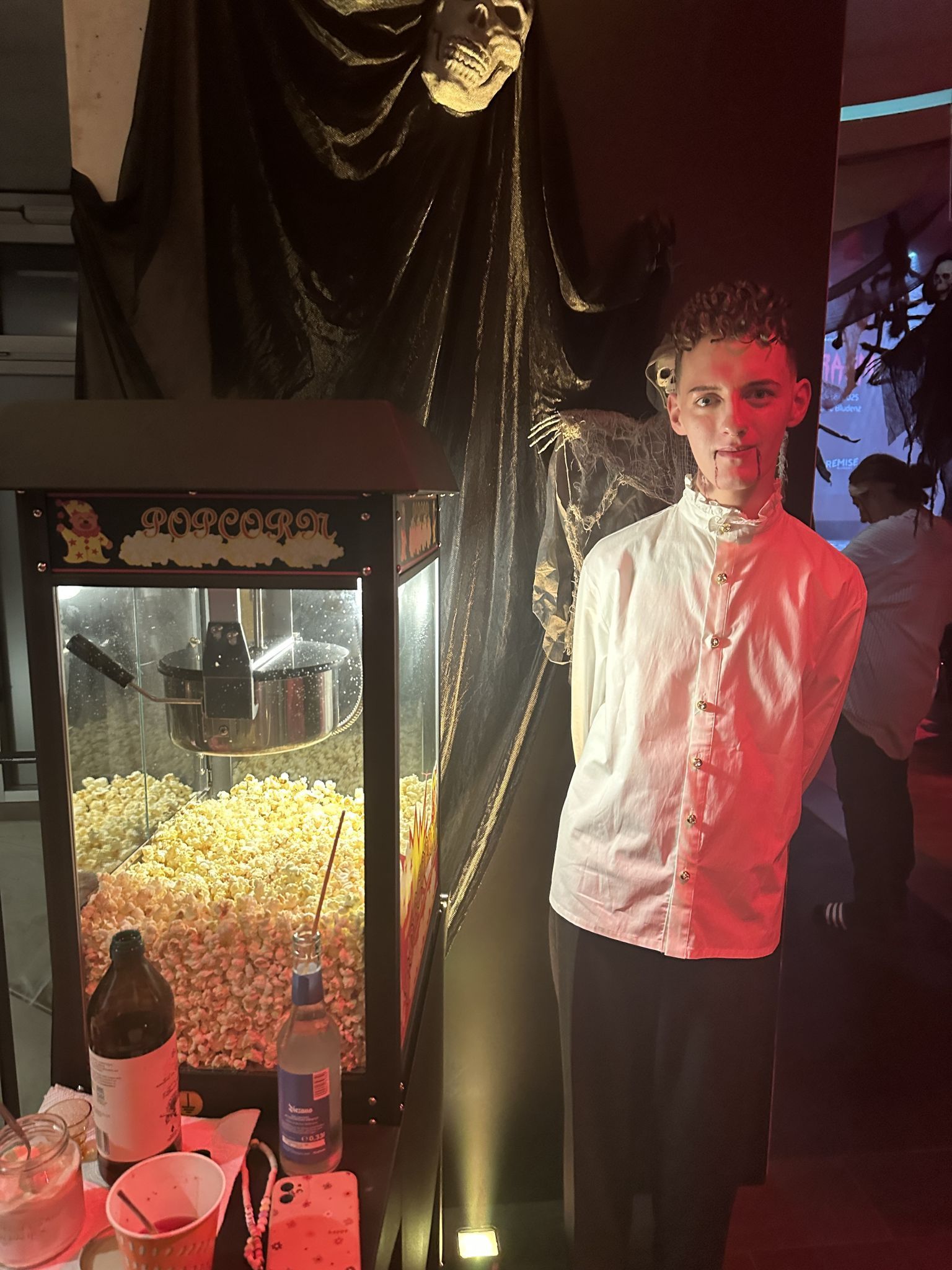 Kevin Prantl verteilte am Saaleingang Popcorn