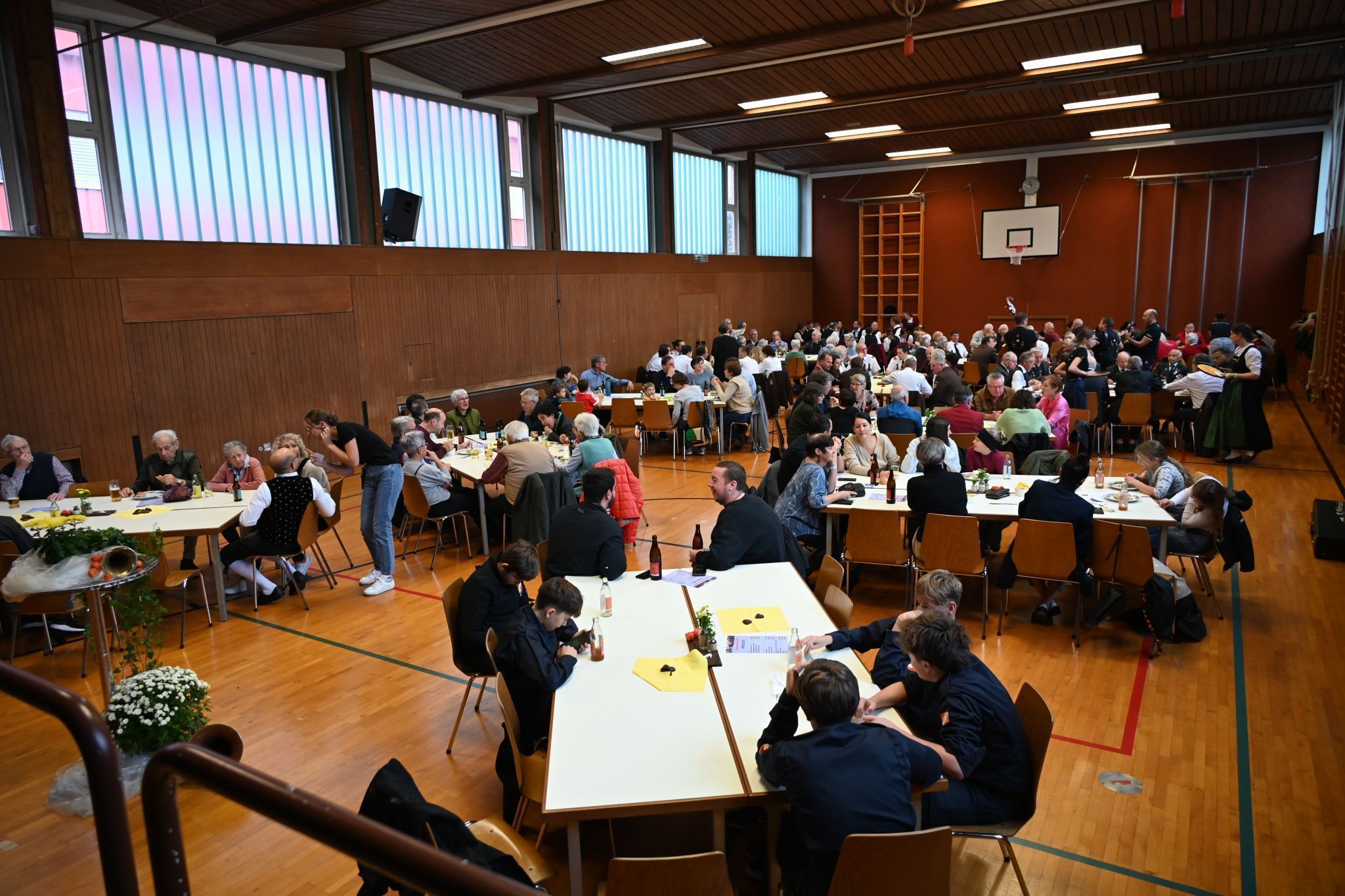 Eine gut gefüllte Klostertalhalle anlässlich des Frühschoppens.