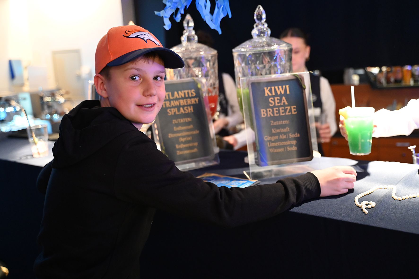 Julius ließ sich das Flambieren zeigen.