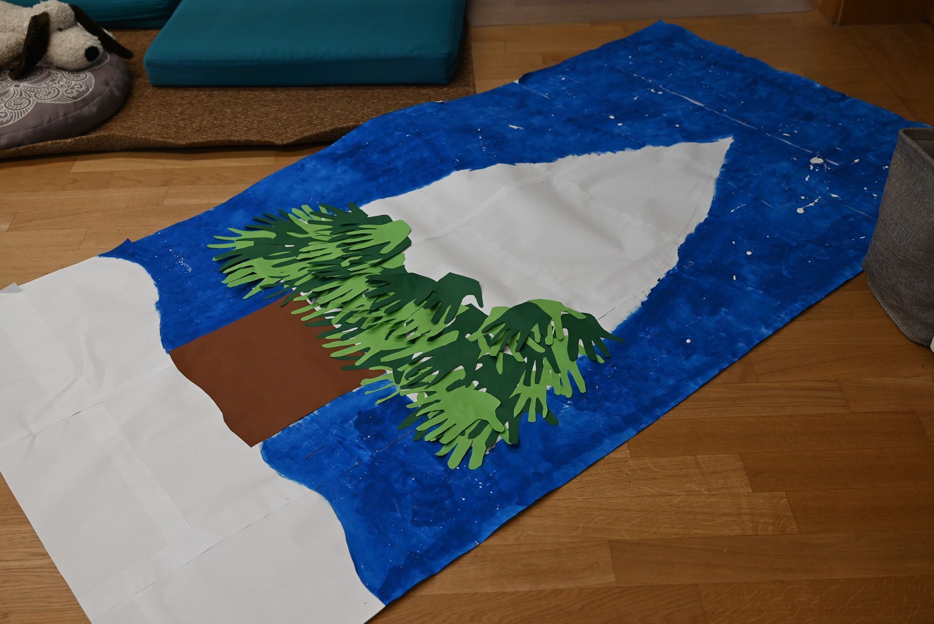 Ein wunderschöner Weihnachtsbaum mit den Händen aller Kinder ist im Laufe des Vormittags entstanden. 