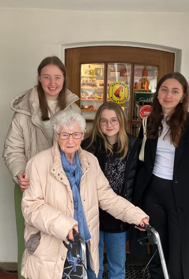 Herlinde vor dem Eingang zur Bäckerei mit ihren Enkelinnen Amelie, Lilli und Leonie (v. l. n. r.).