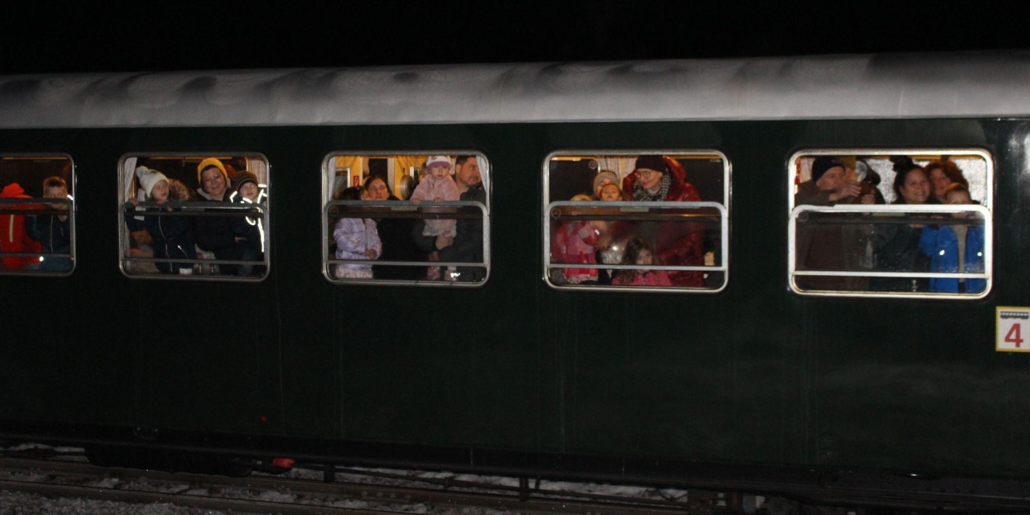 „Luag döt – d’r Nikolaus!“ – bei 36 Fahrten werden erwartungsvoll gestimmte Kids Ausschau nach dem Nikolaus und Knecht Ruprecht halten, wenn sie mit dem vollbeladenen Schlitten aus dem Wald kommen und zusteigen.