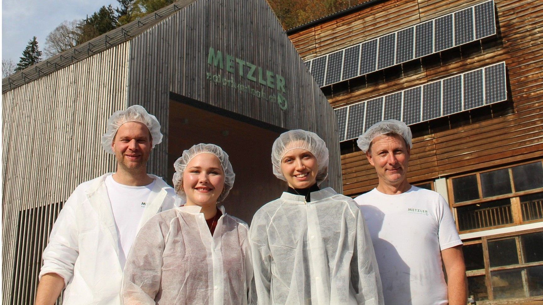 Lukas Metzler (l.) und Toni Eberle unterstützen Martina Büchele und Larissa Gmeiner bei ihrer Diplomarbeit mit Rat und Tat. PETER STRAUSS   