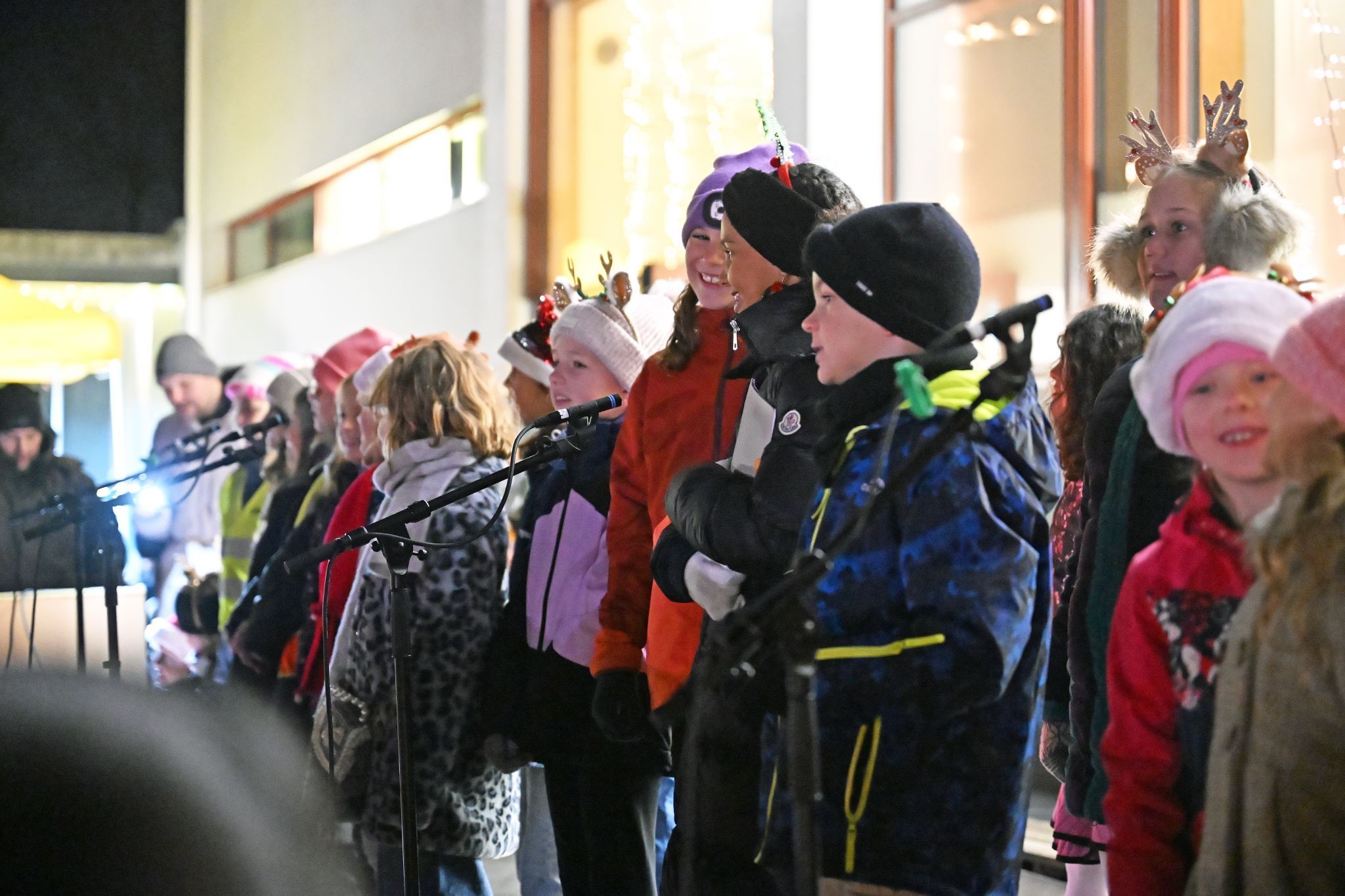 Premiere: Der neu formierte Schulchor begeisterte mit „Feliz Navidad“.