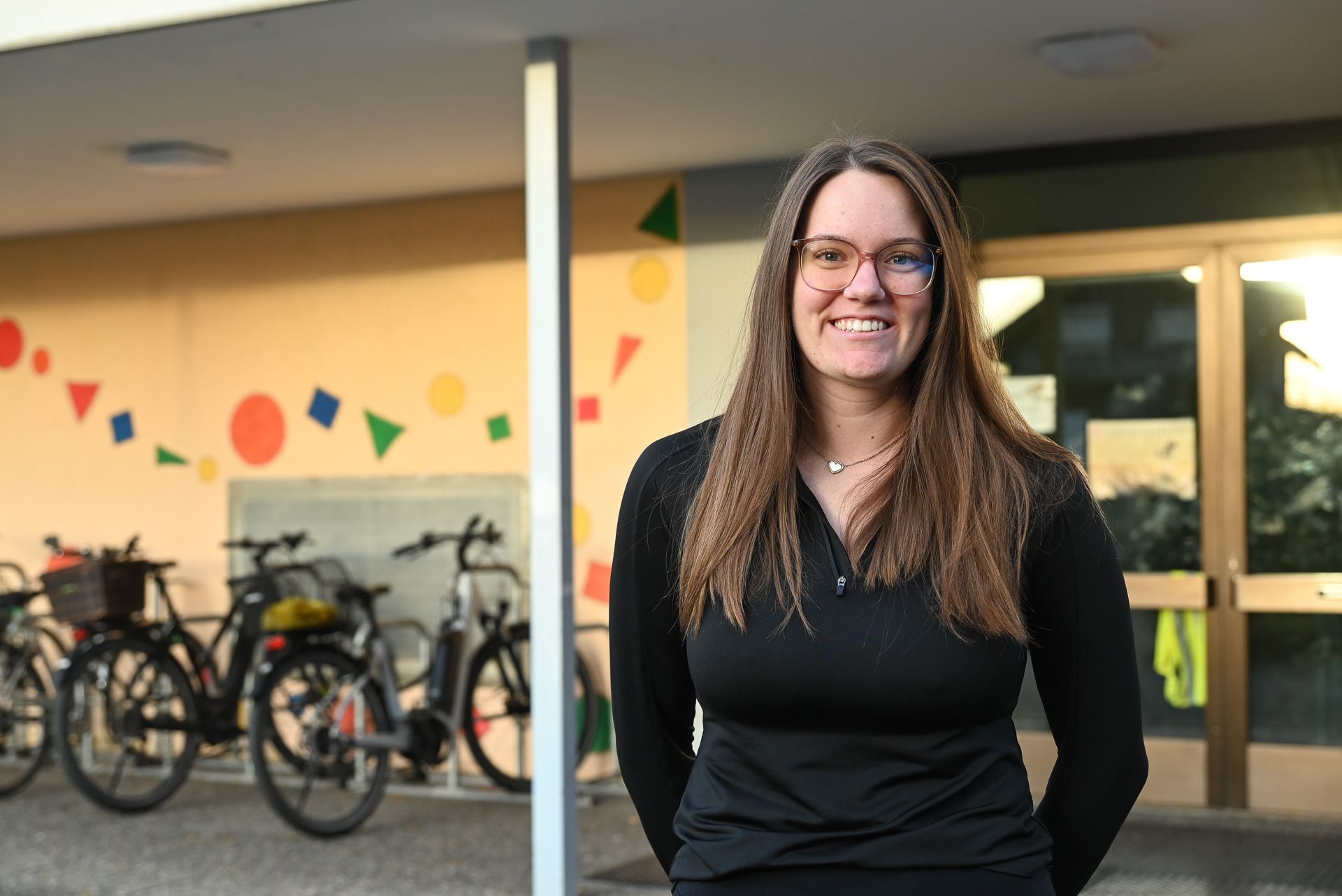 Die 22-jährige Lara Hofer bringt Bewegung in das Leben von Kindern, Erwachsenen und Senioren.