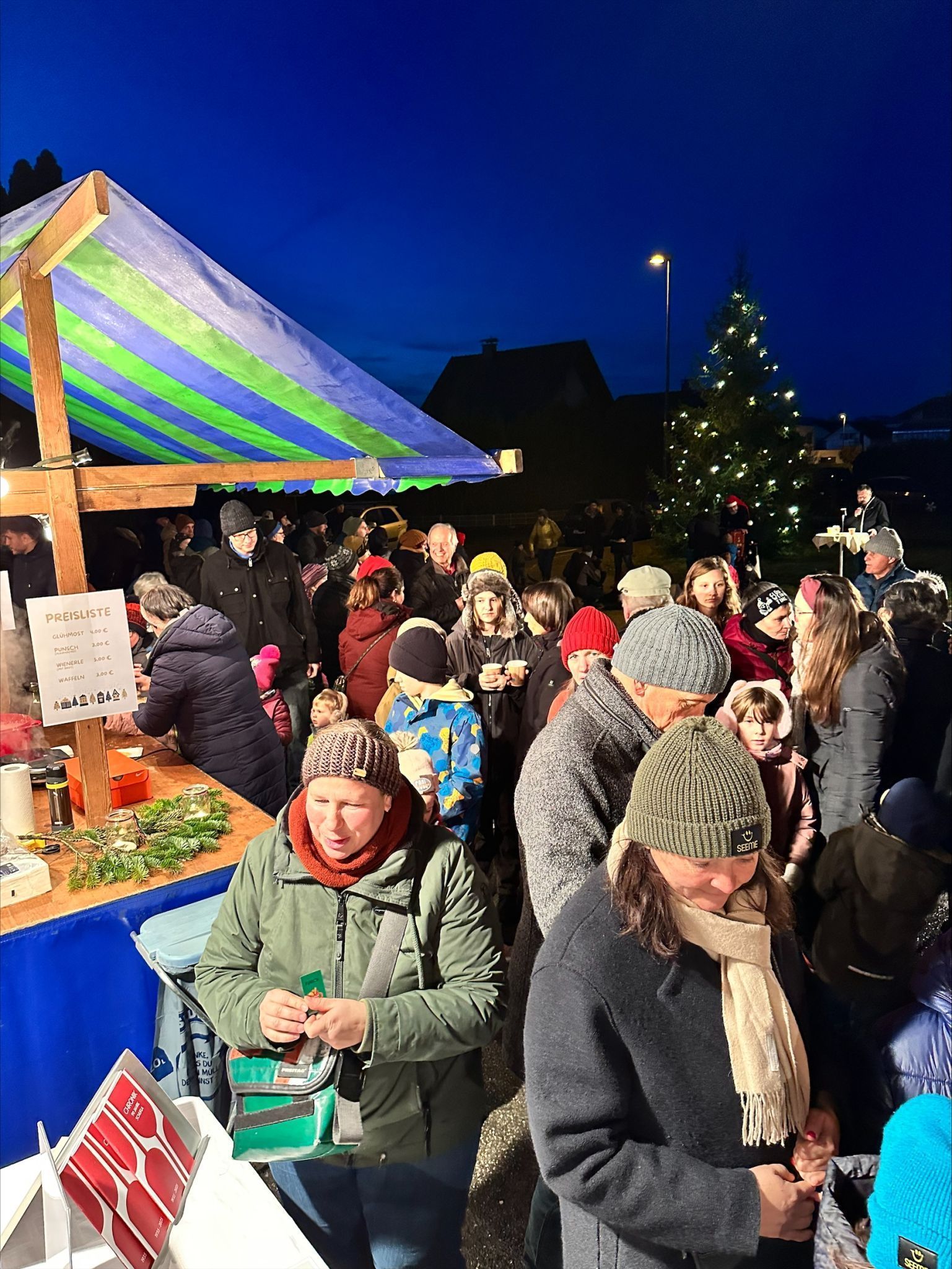 Viel los bei der Adventfeier in der Schaufel.