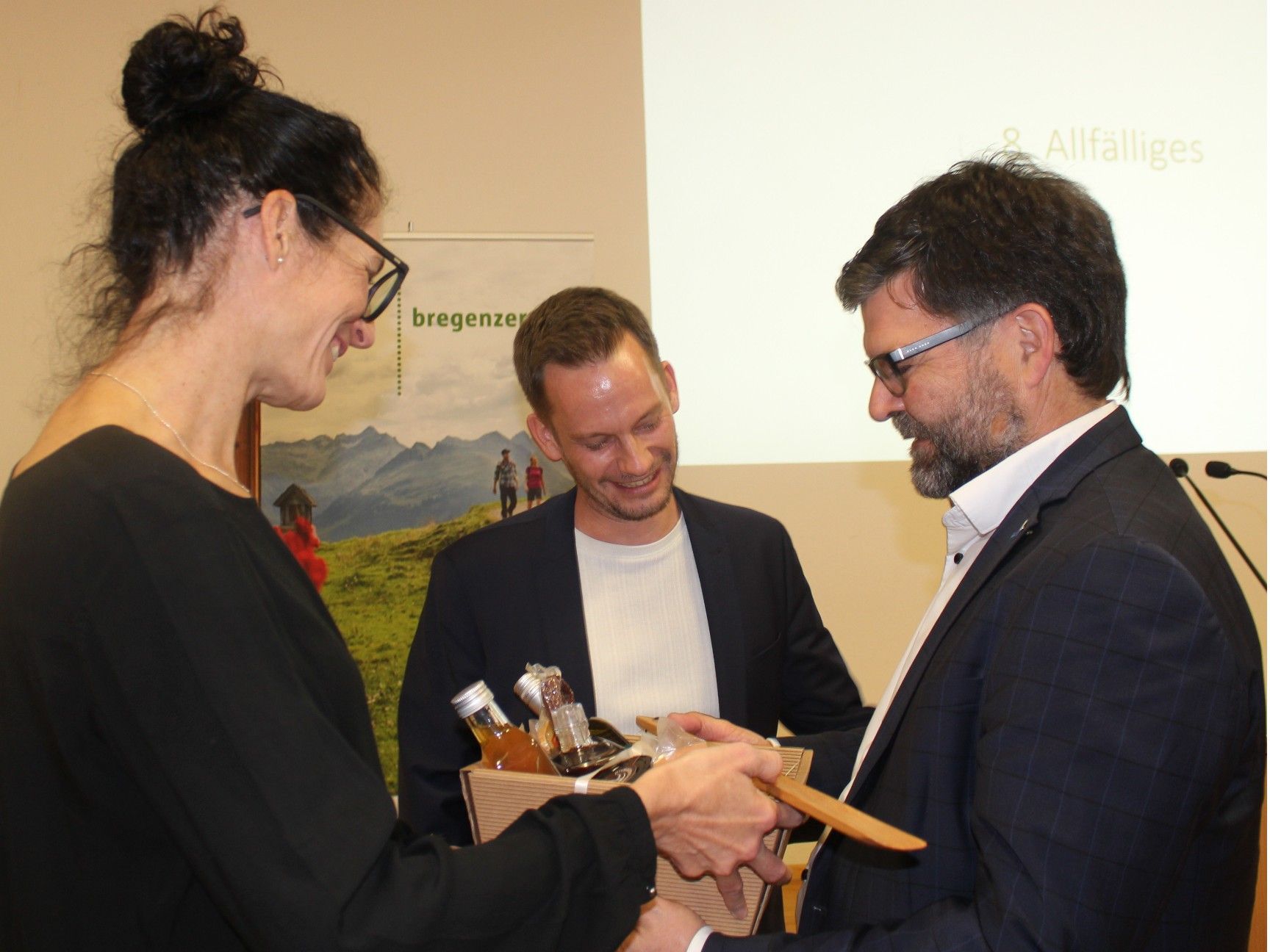 Mit einem „Präsent aus der Region“ wurde der scheidende Obmann Gerhard Beer verabschiedet.