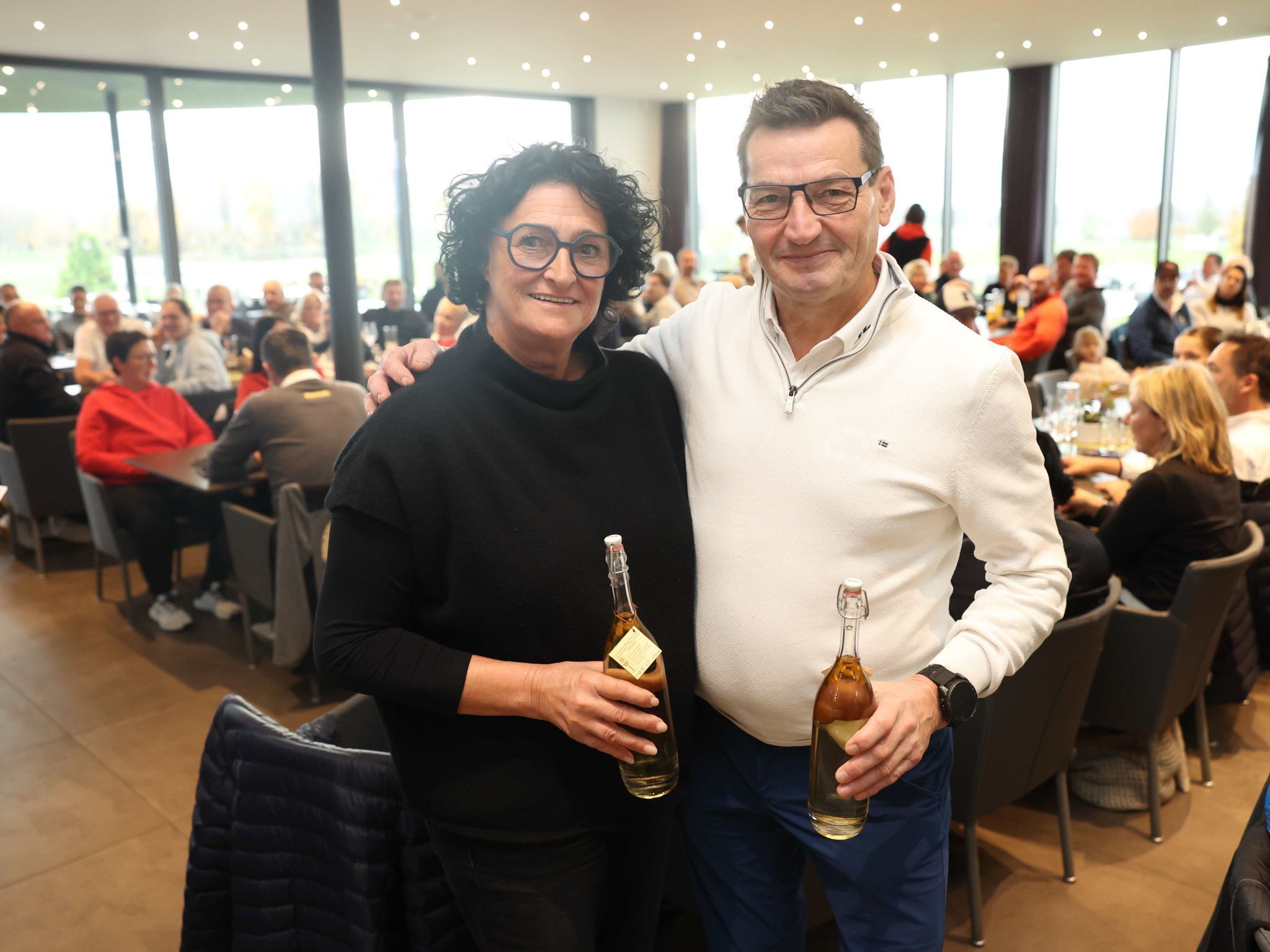 Bruttosiegerin Sabine Engler und Arno Wild.