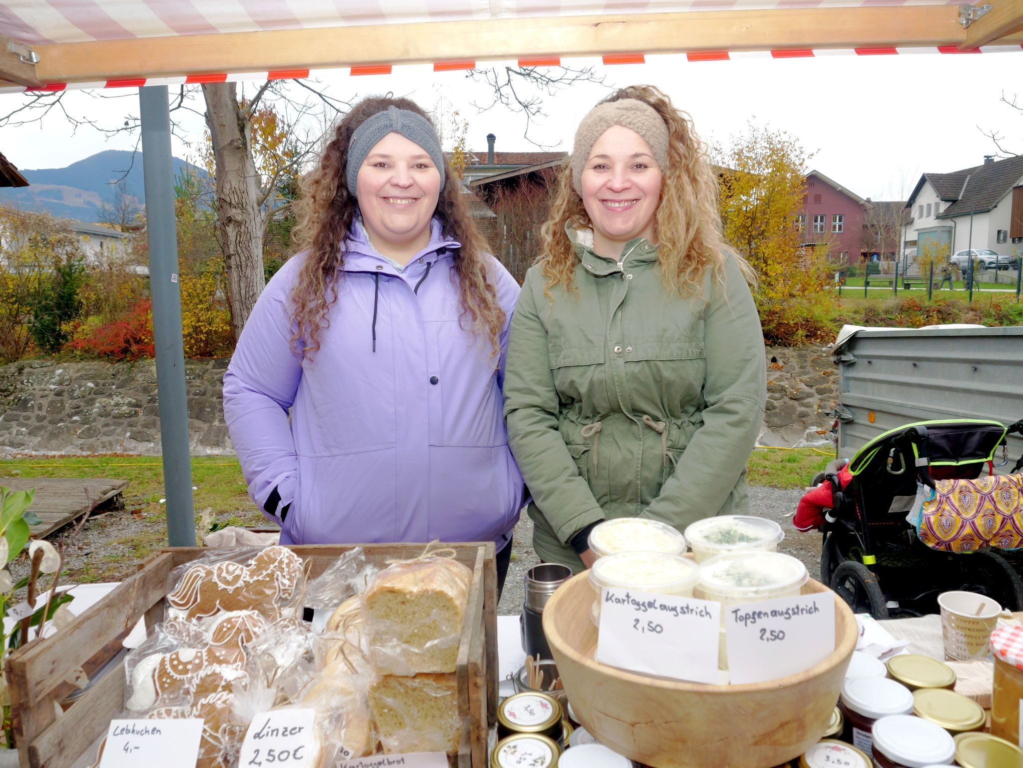 Daniela und Claudia Tschabrun mit Köstlichkeiten vom Hubertushof.