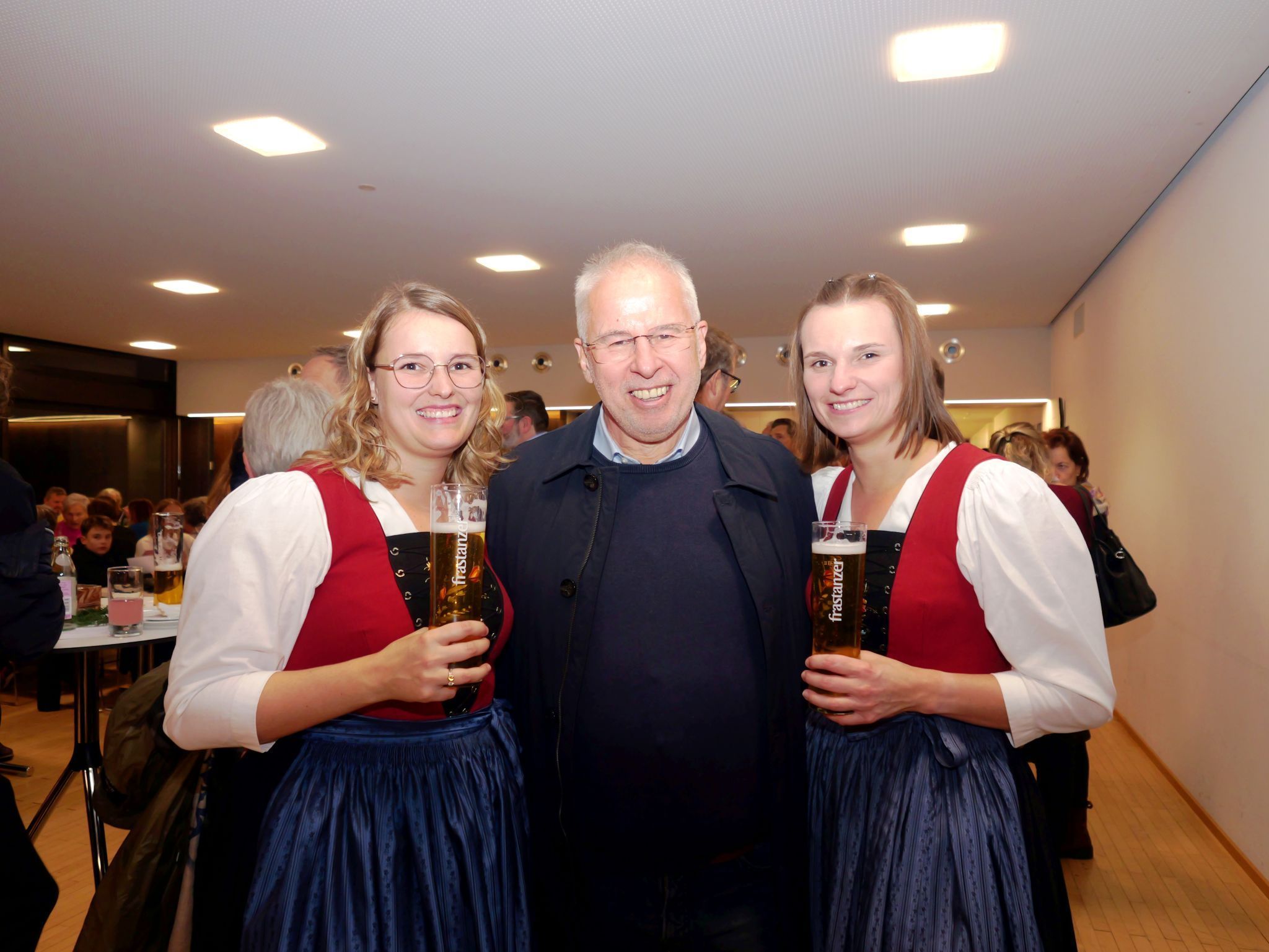 Bürgermeister Thomas Lampert mit Franziska und Elisabeth Ploder.