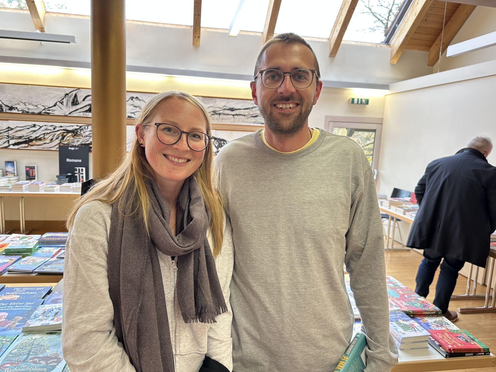 Jacqueline und René Neumann kamen eher zufällig vorbei und waren von der literarischen Auswahl begeistert.