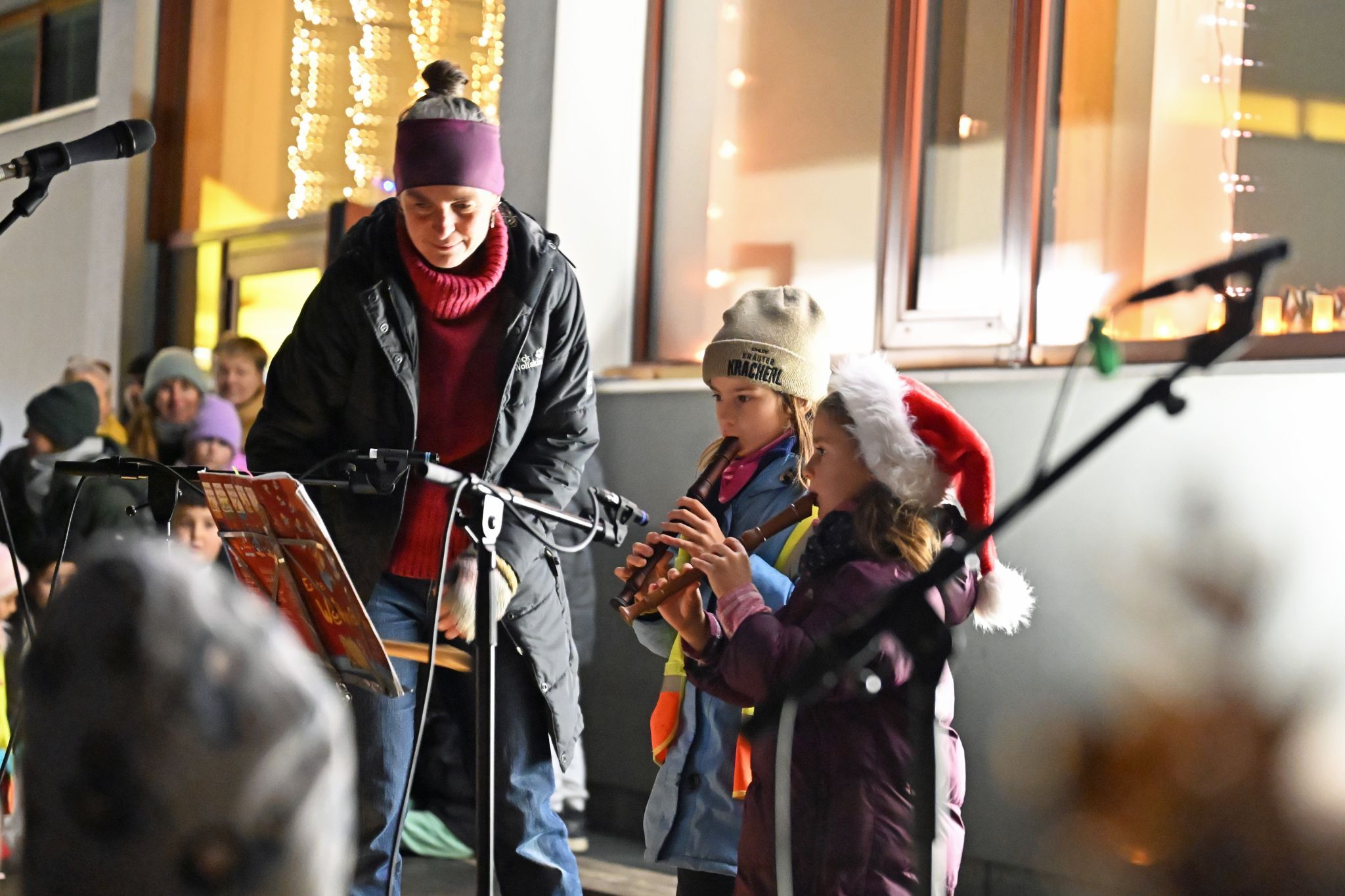 Isabell und Frieda spielten zwei Stücke auf der Blockflöte.