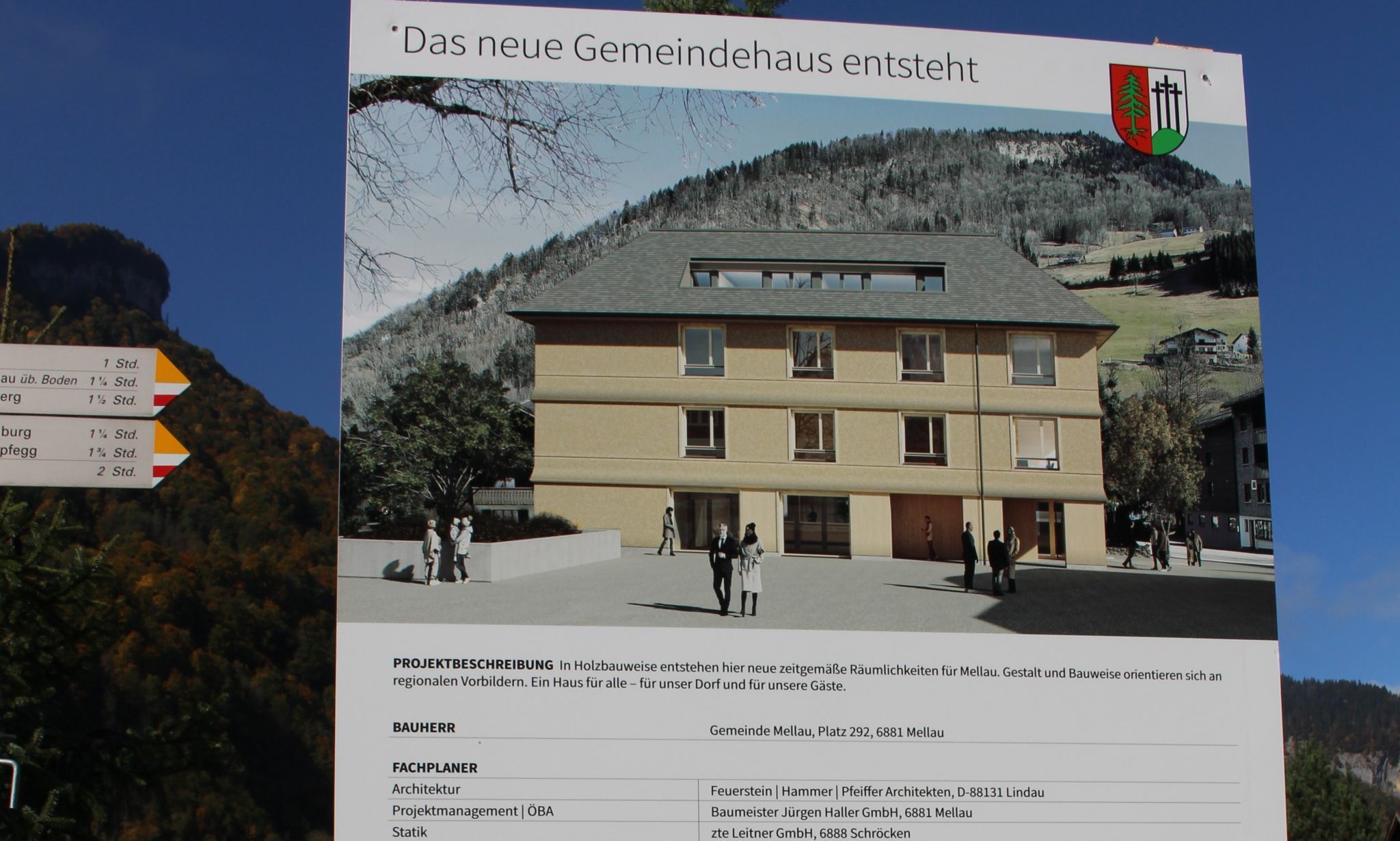 Auf einer großen Tafel am Bauzaun wird über das Projekt informiert.