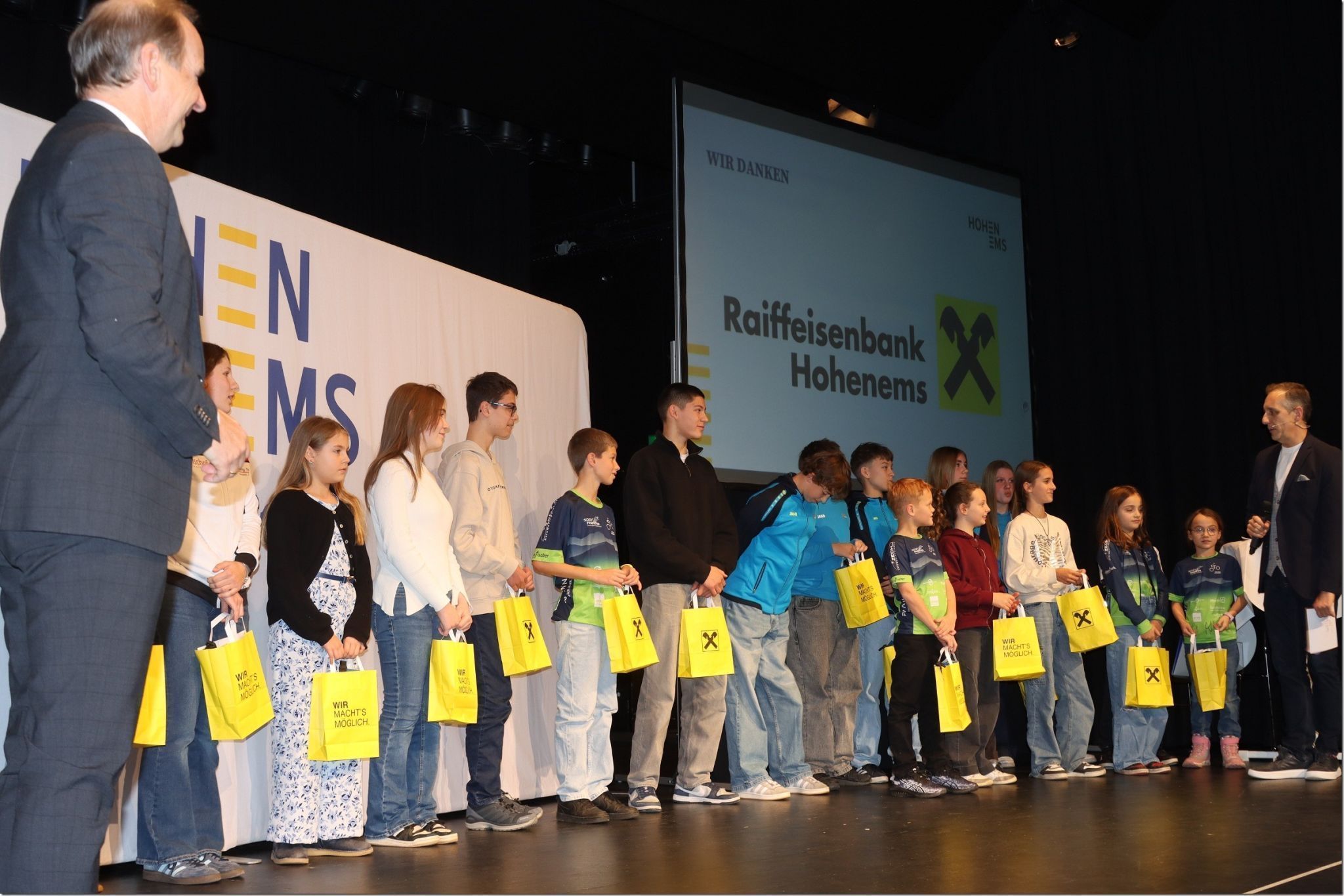 Alle Geehrten wurden auf die Bühne geholt.