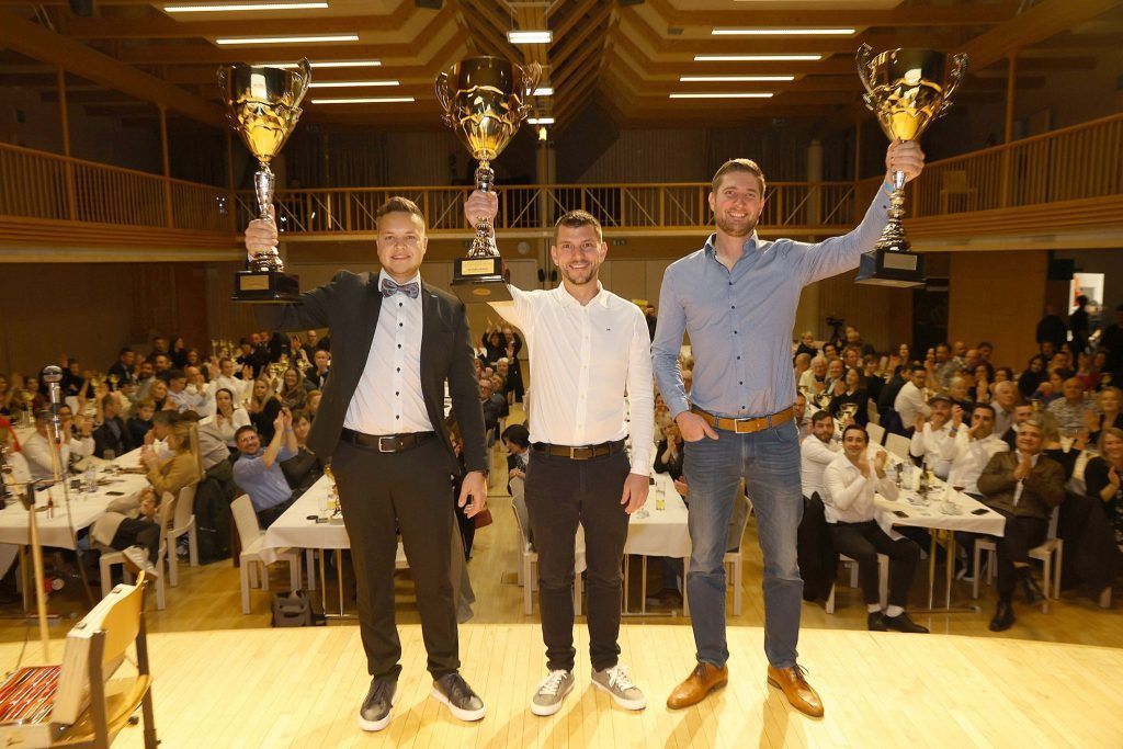 Rivalen im Auto, gemeinsam auf der Bühne