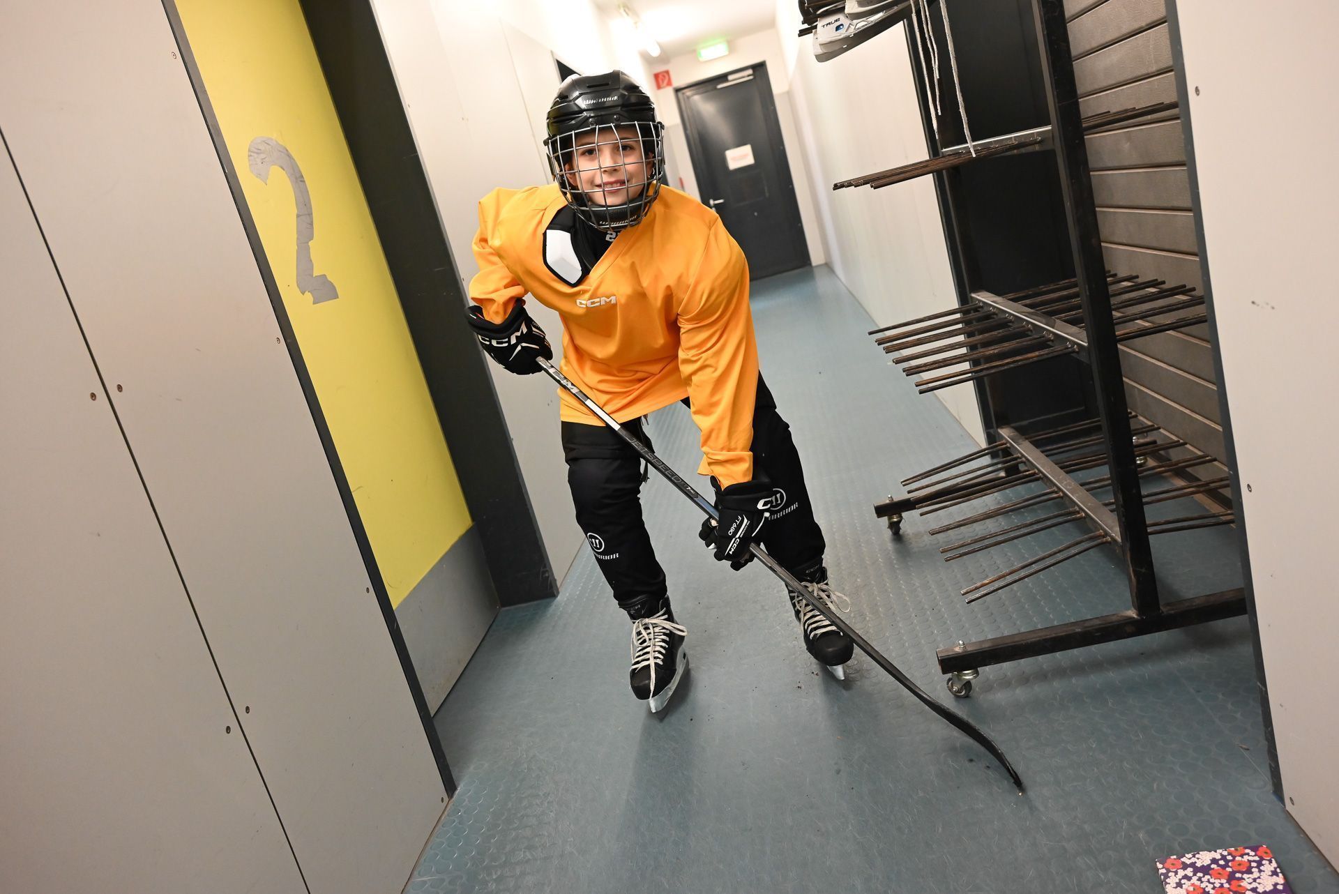Kai Holzer ist bereit: Kurz vor sechs freut er sich auf das Frühtraining. Im Anschluss gehts für ihn direkt in die Schule.